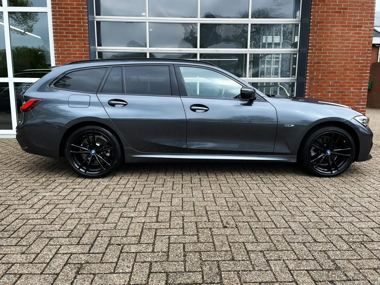 BMW 320 3-serie Touring 320e xDrive High Executive M-Sport Gris - 2