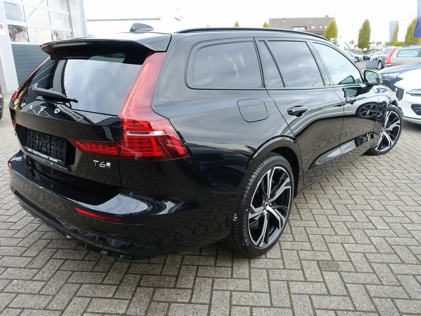 Volvo V60 Plus T6 AWD Plug-in Hybrid/AHK/360°/BLIS/H&K Schwarz - 2
