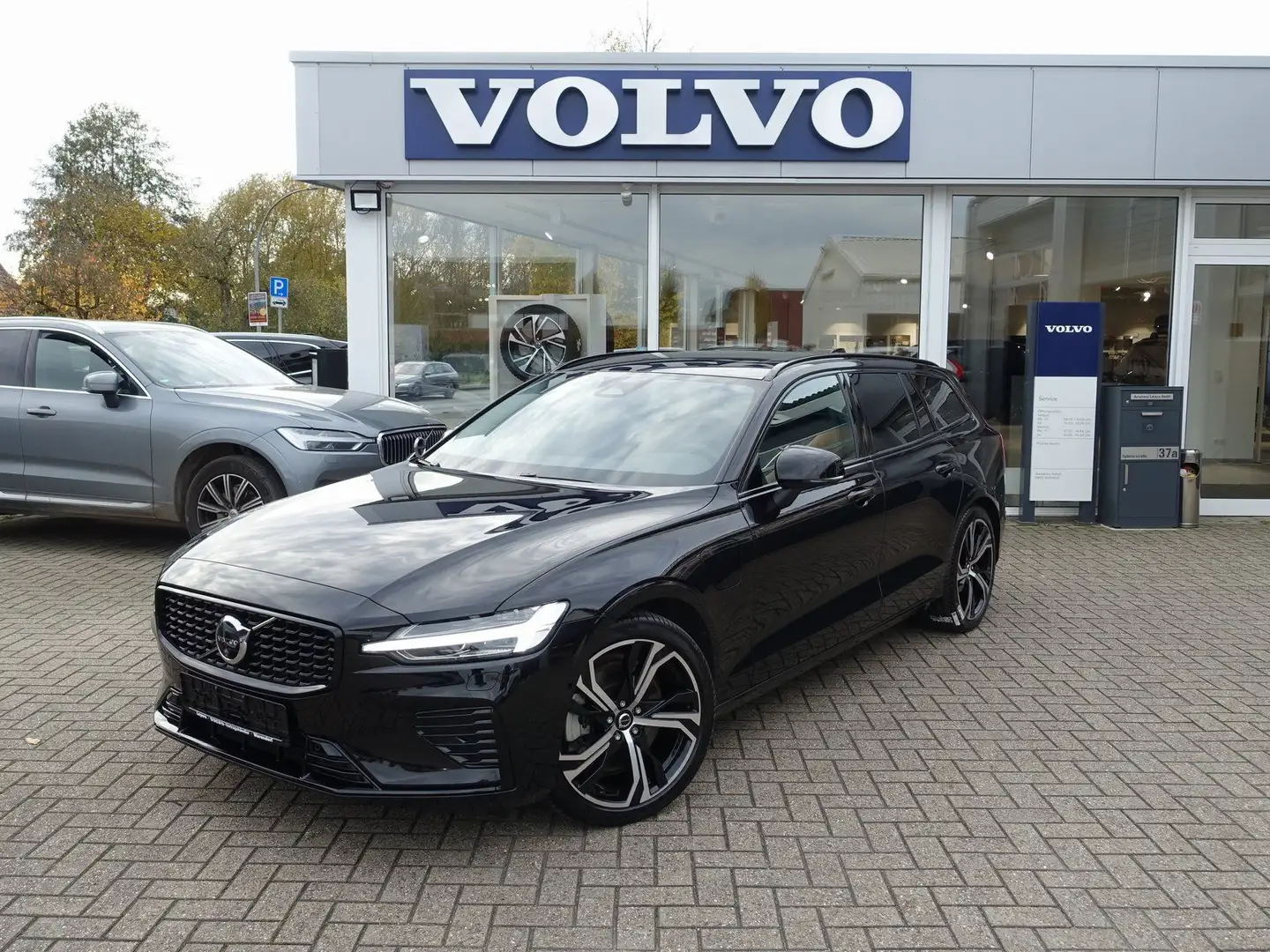 Volvo V60 Plus T6 AWD Plug-in Hybrid/AHK/360°/BLIS/H&K Schwarz - 1