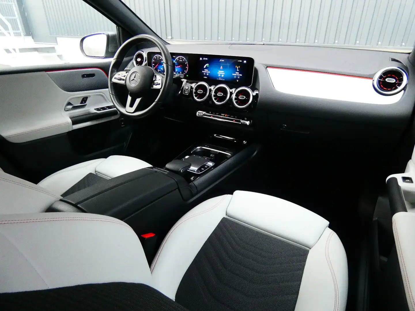 Mercedes-Benz B 180 Aut WIDE LED Navi SHZ Kamera Teilleder AHK Grau - 2