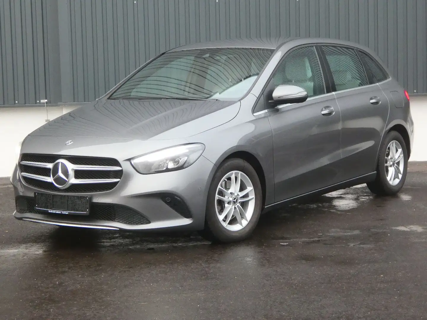 Mercedes-Benz B 180 Aut WIDE LED Navi SHZ Kamera Teilleder AHK Grau - 1