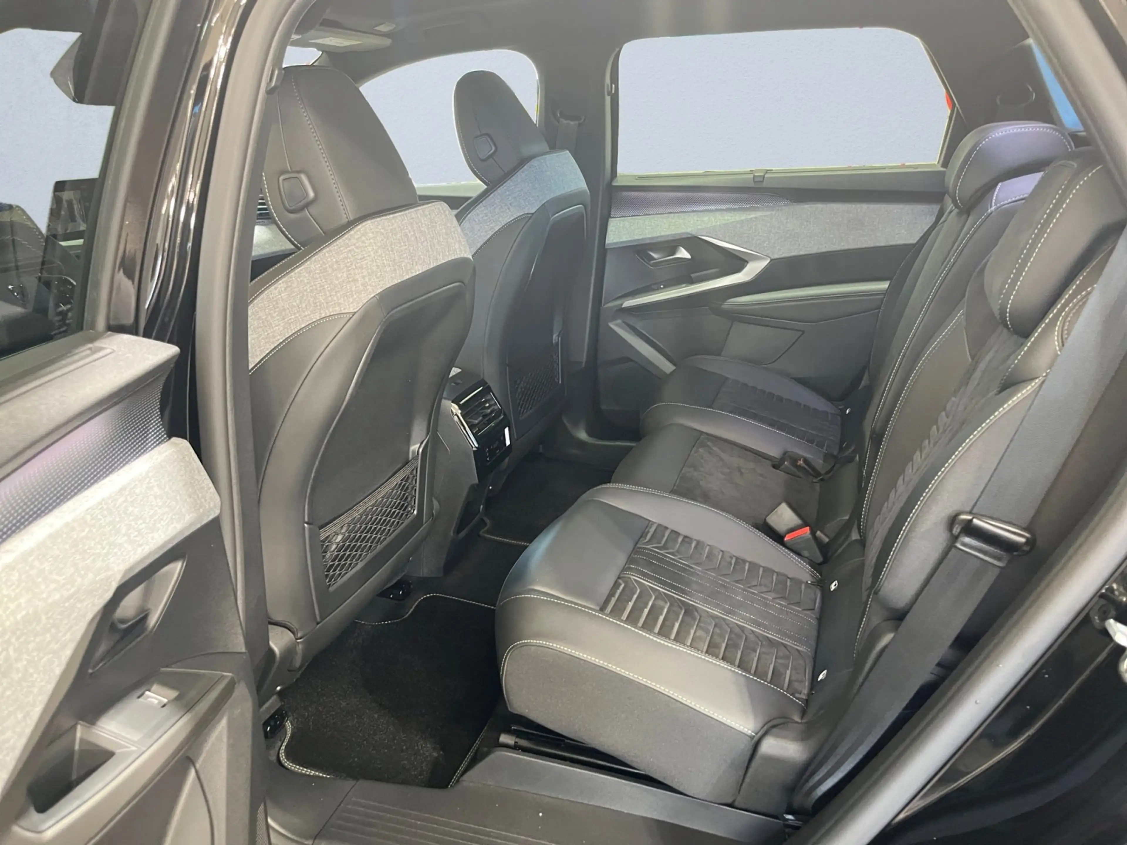 Peugeot 5008 Elektro 210 GT motor Exclusive ACC AHK LED — photo 7