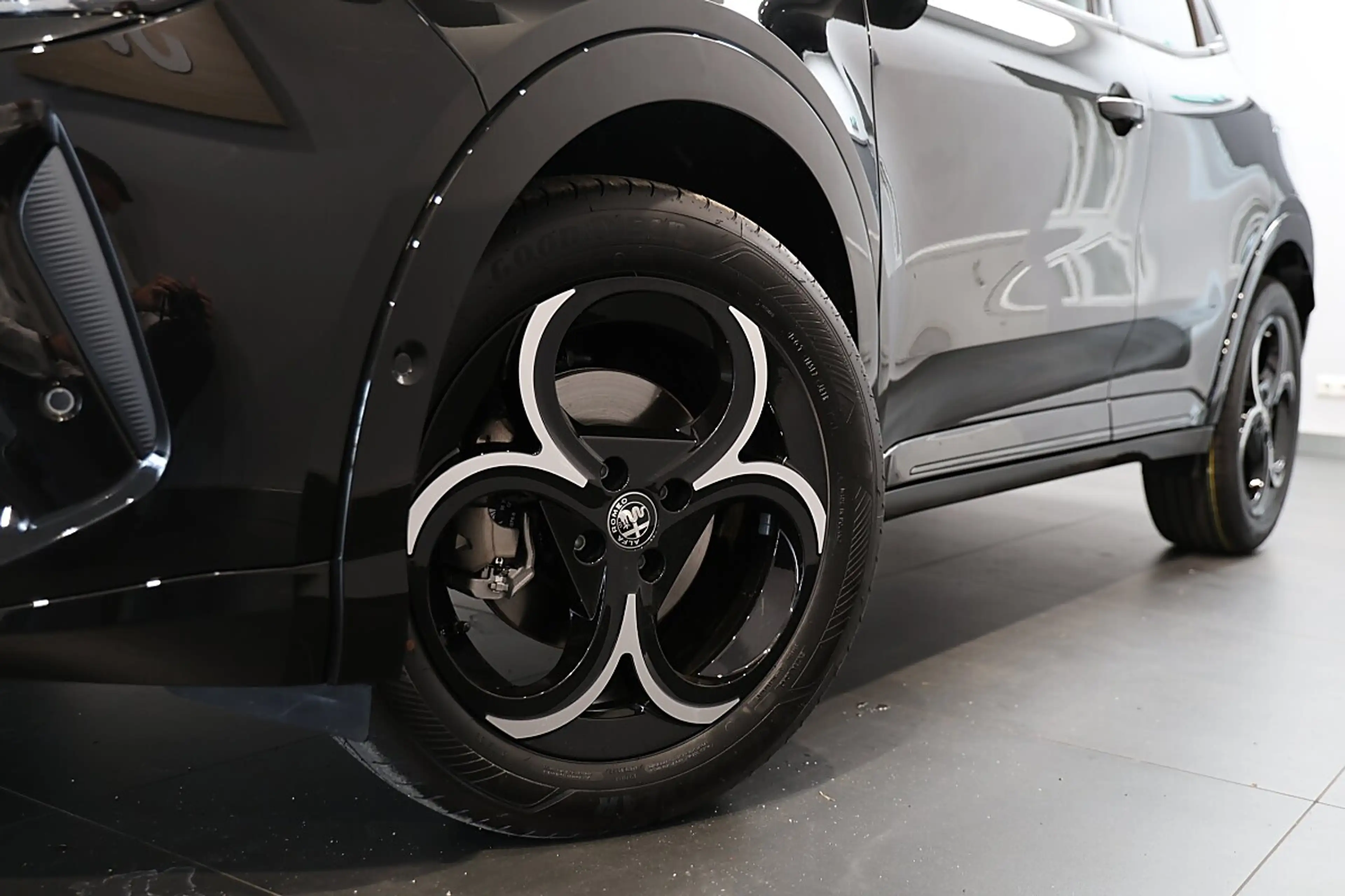 Alfa Romeo Junior Ibrida 1.2e-DCT6 Mild-Hybrid Ti — photo 3
