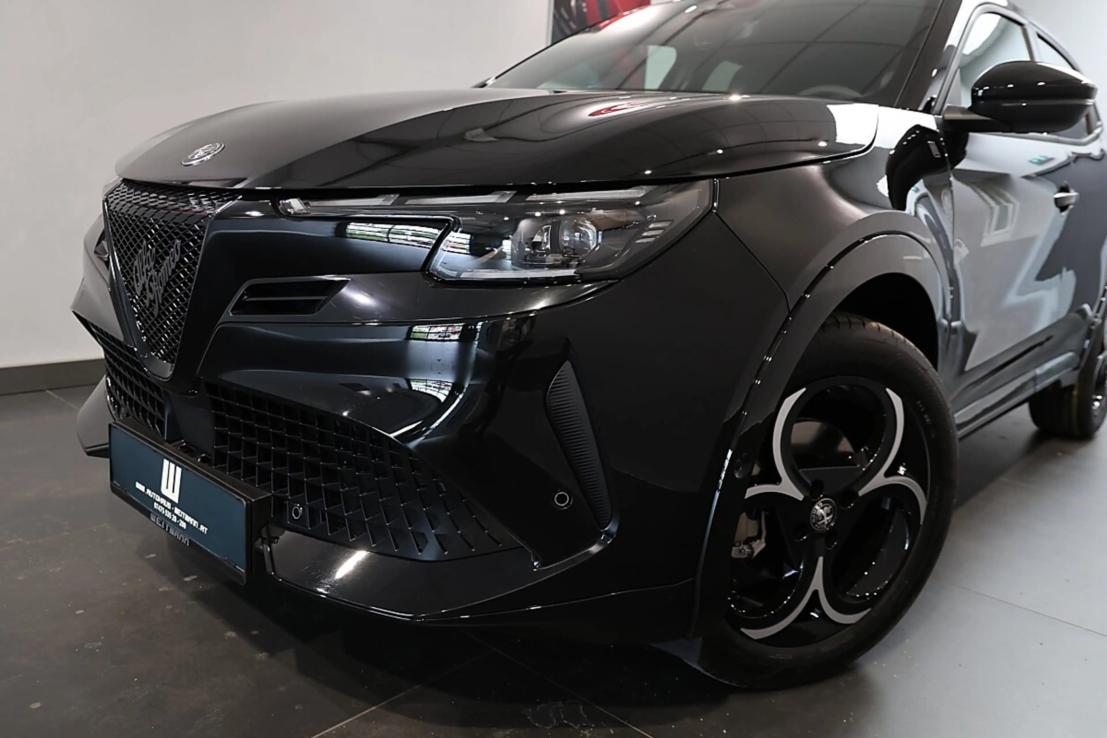 Alfa Romeo Junior Ibrida 1.2e-DCT6 Mild-Hybrid Ti — photo 2