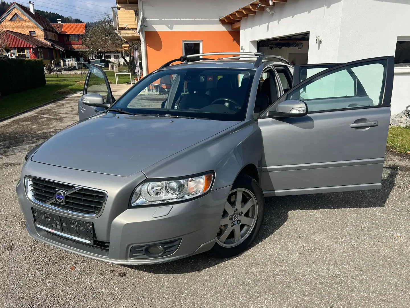 Volvo V50 V50 2,0 D Momentum Momentum Grau - 1