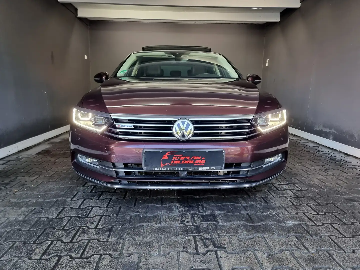Volkswagen Passat 2.0 TDI 4M, HIGHLINE, PANO, ACC, STANDHZG, MASSAGE Rot - 2