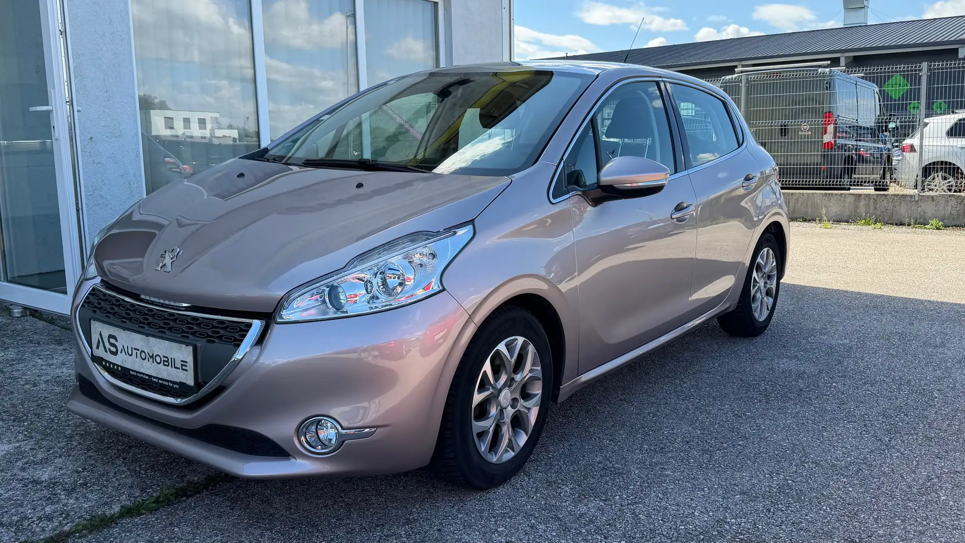 Peugeot 208 Allure 1,4 Navi panoramadach(Glas) Grau - 1