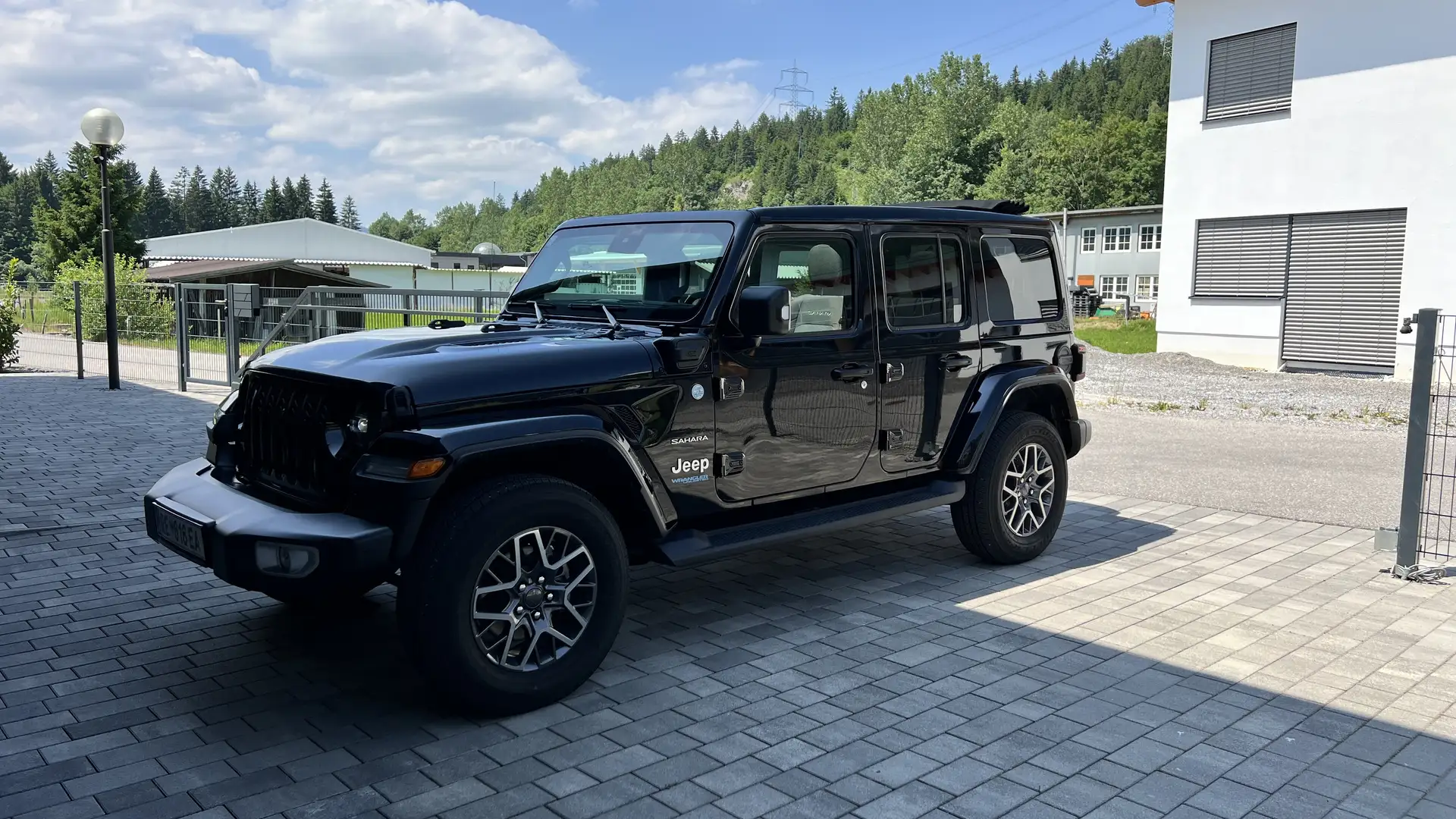 Jeep Wrangler Wrangler Sahara 2.0 PHEV 380 PS AT 4xe Sahara Schwarz - 2