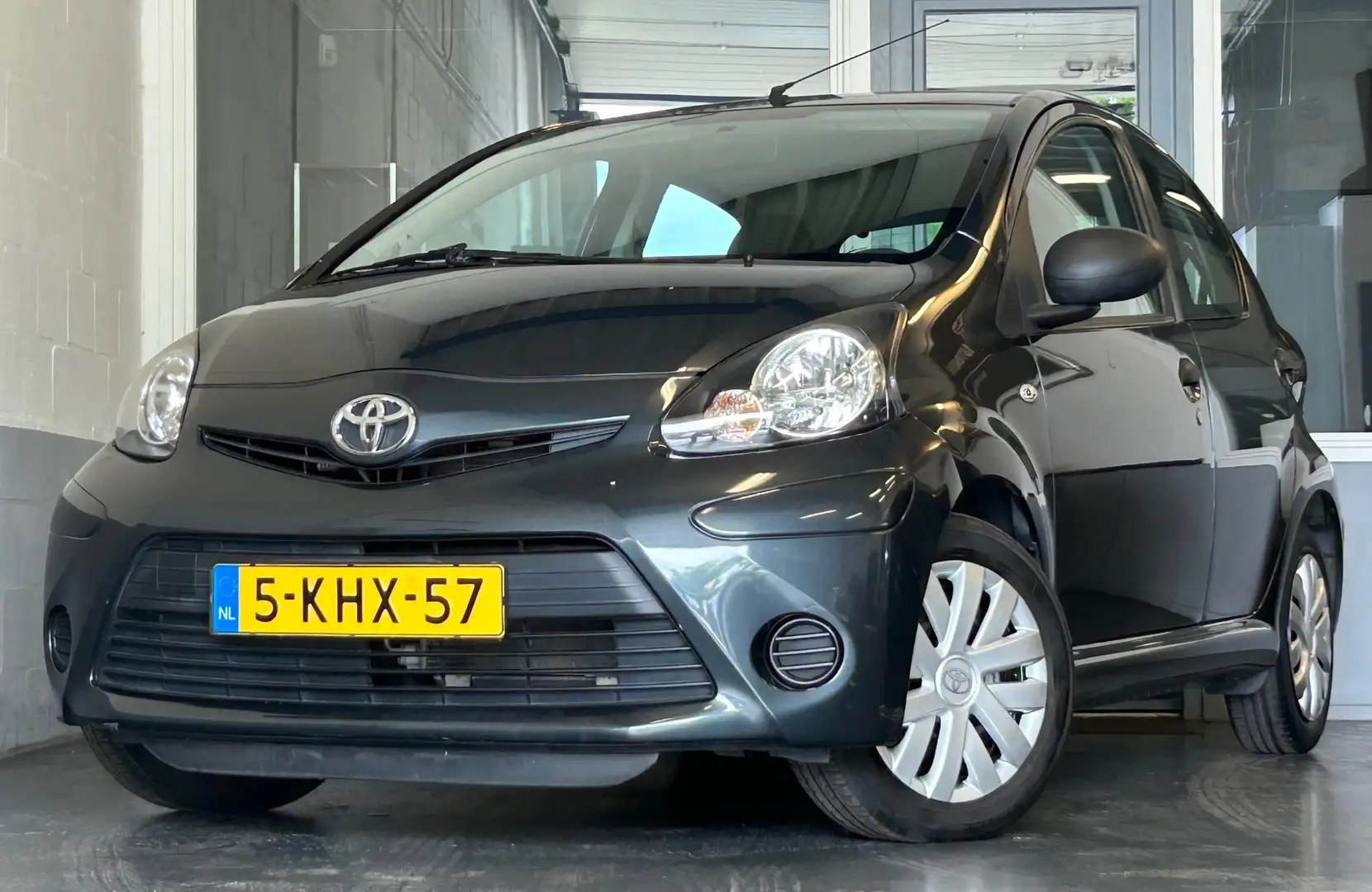 Toyota Aygo 1.0 VVT-i Comfort|NAP|NweAPK|DealerOH|1eEig|Airco| Gri - 1