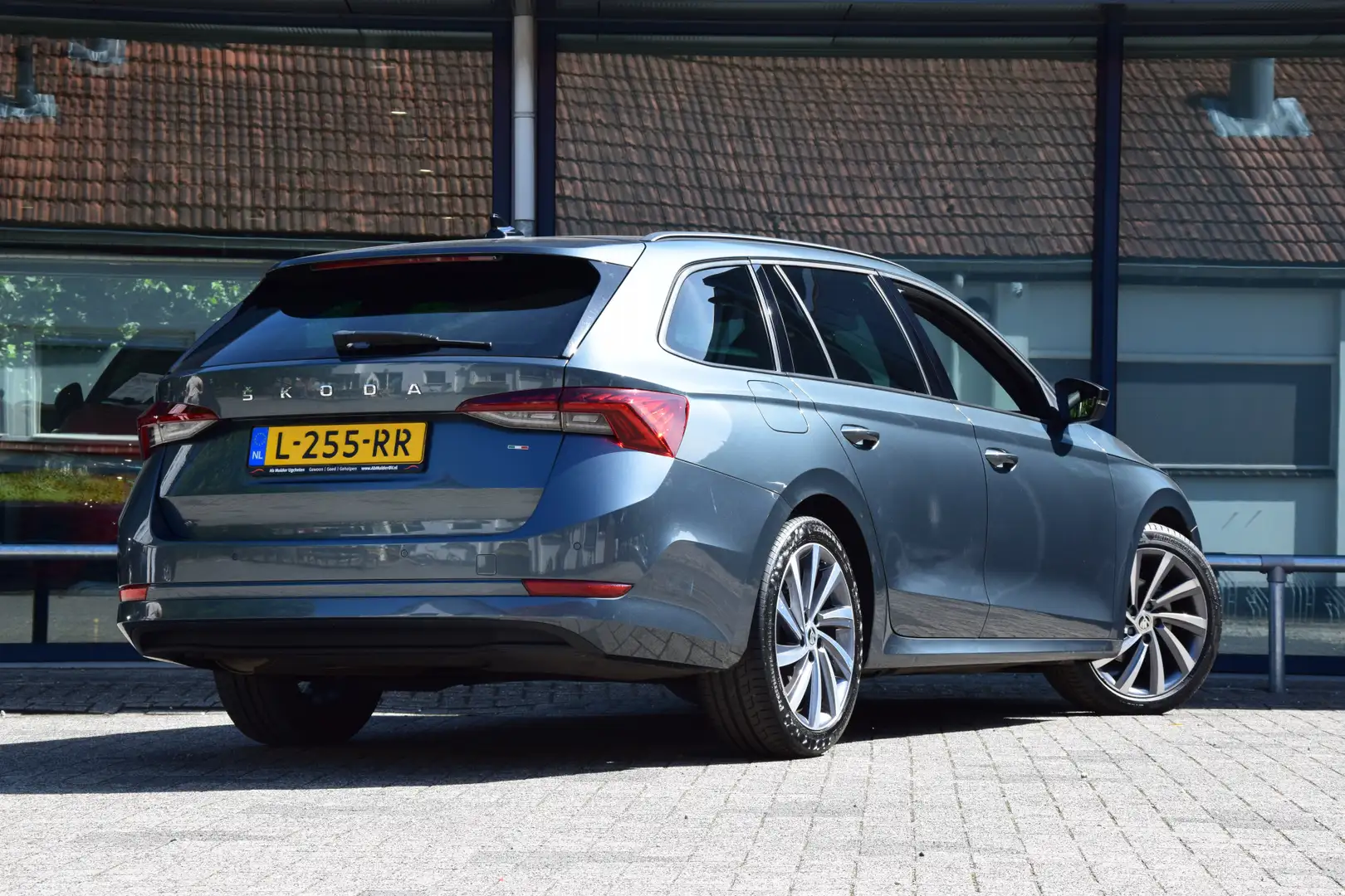 Skoda Octavia Combi 1.5 e-TSI 150PK Sport Business DSG Automaat Gris - 2