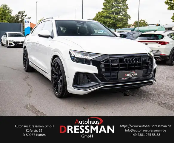 Audi Q8 view 3