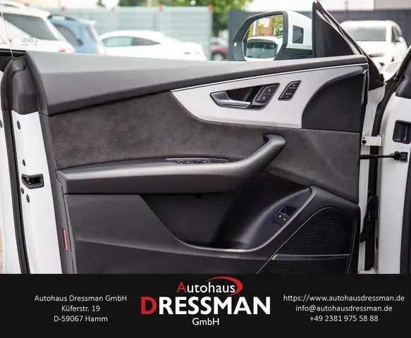 Audi Q8 view 9