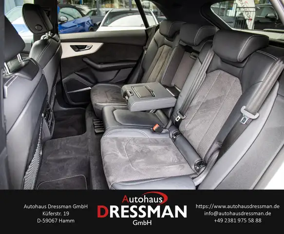 Audi Q8 view 12