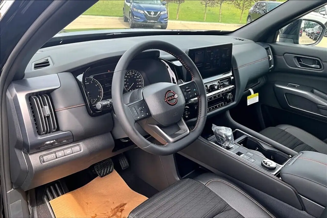 Nissan Pathfinder снимка Nissan Pathfinder