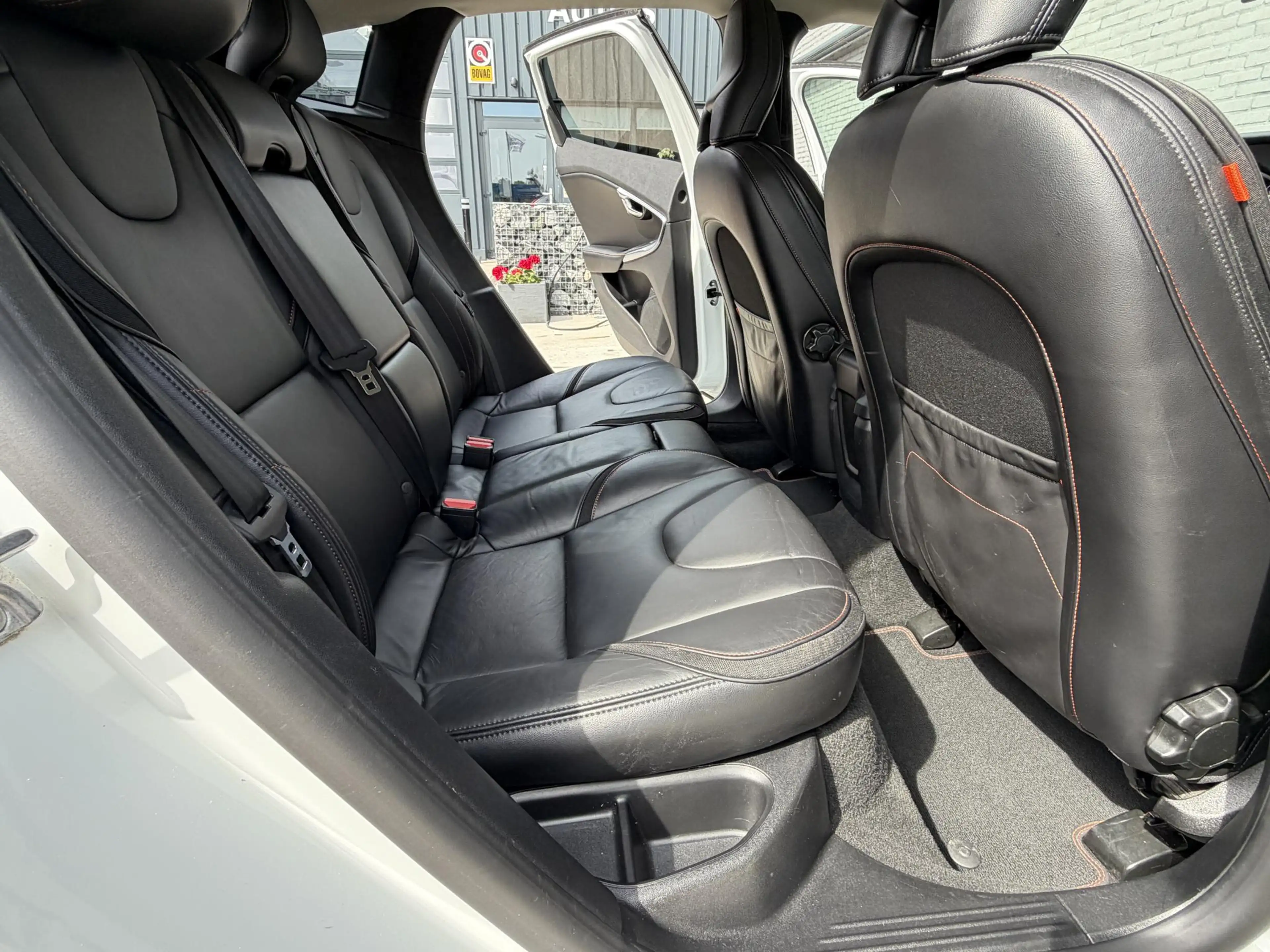 Volvo V40 Cross Country 1.5 T3 OCEAN RACE AUT. | AIRCO | CRUISE | BOVAG! — photo 13