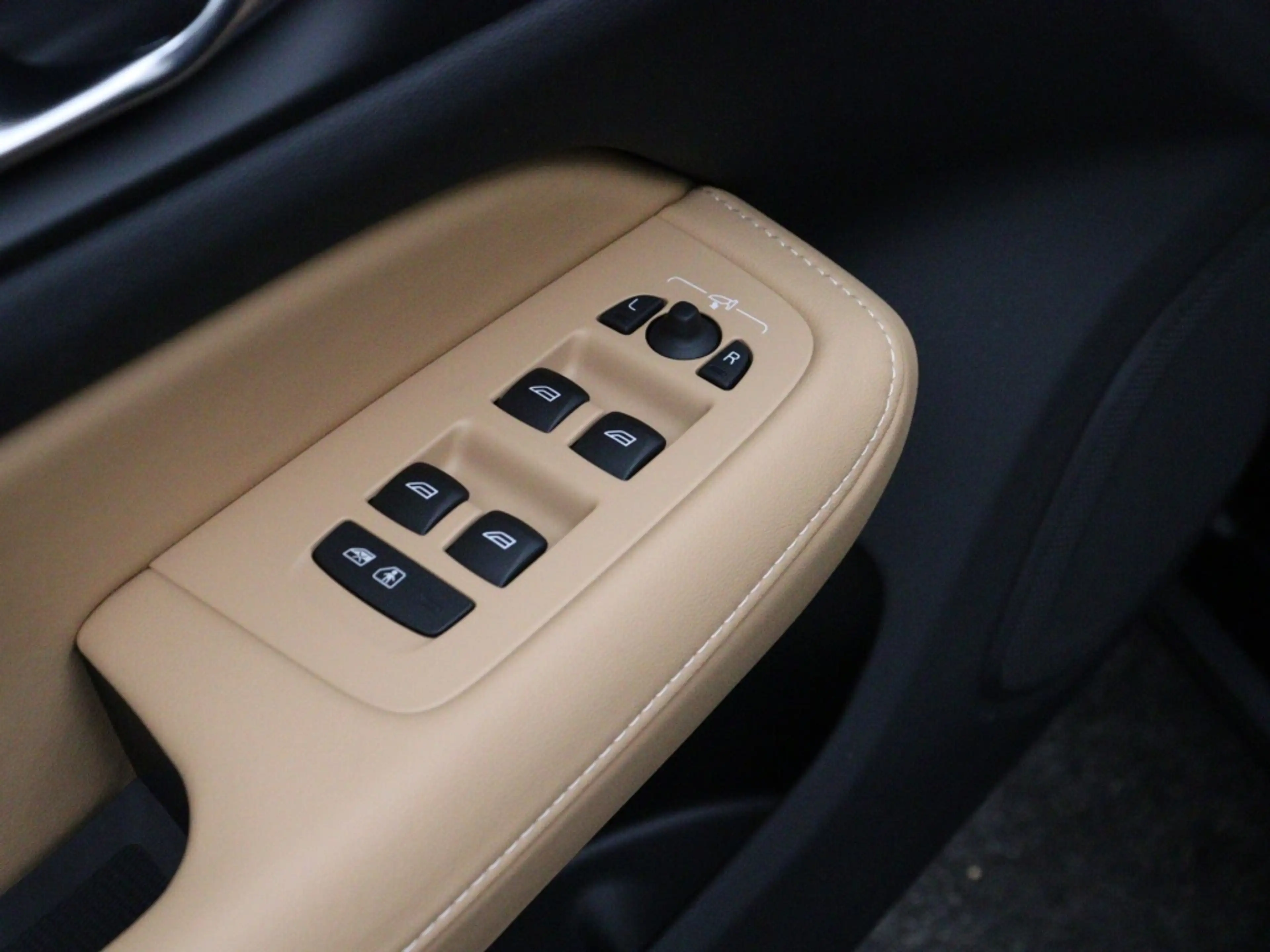 Volvo V60 T6 PLUG-IN HYBRID ULTRA BRIGHT B&W AUDIO SCHUIFDAK — photo 12