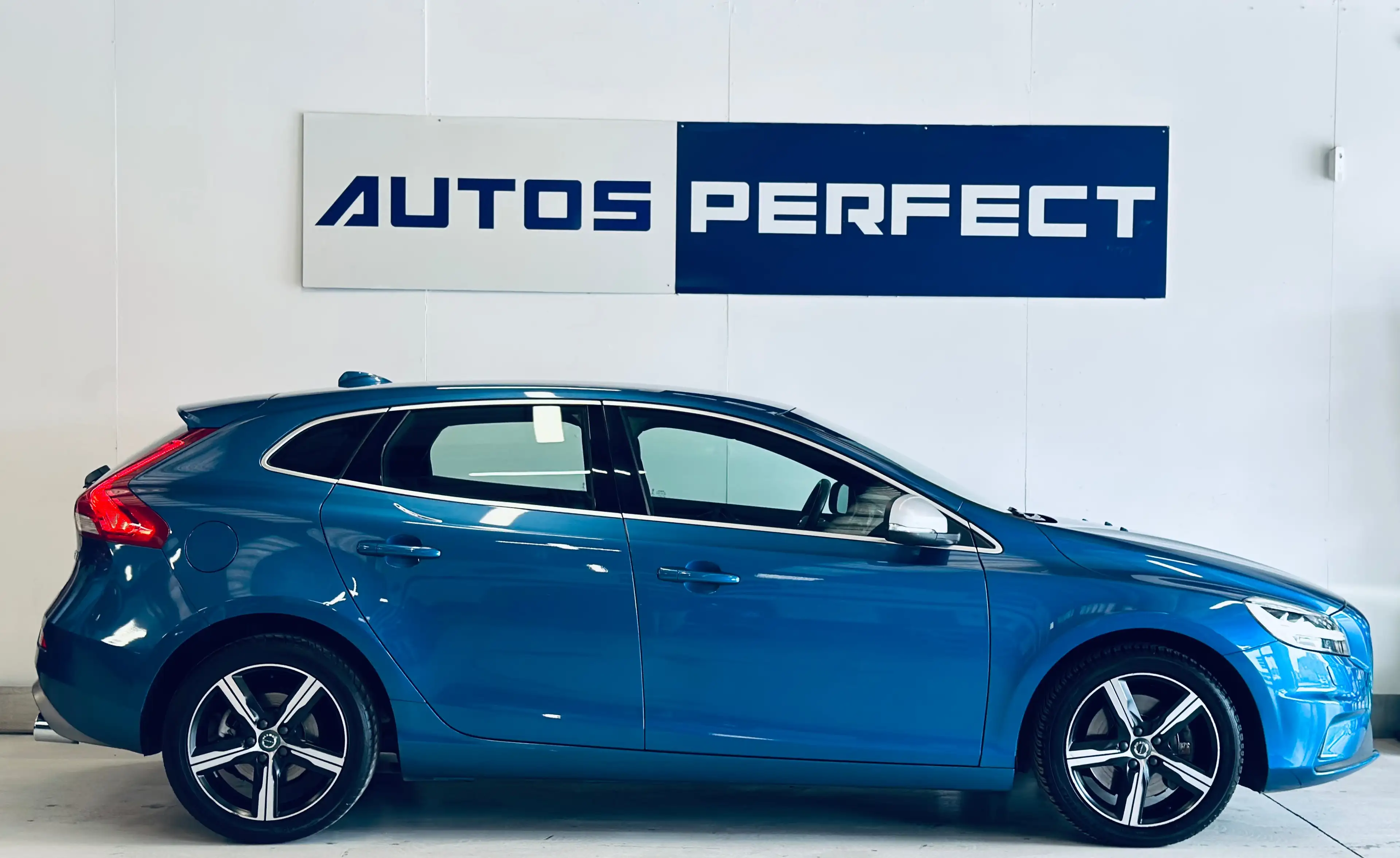 Volvo V40 1.5 T2 Eco R-Design BOITE AUTO PDC LIM CRUISE CLIM BLUETOOTH NAVI SIEGE CHAUFF — photo 6