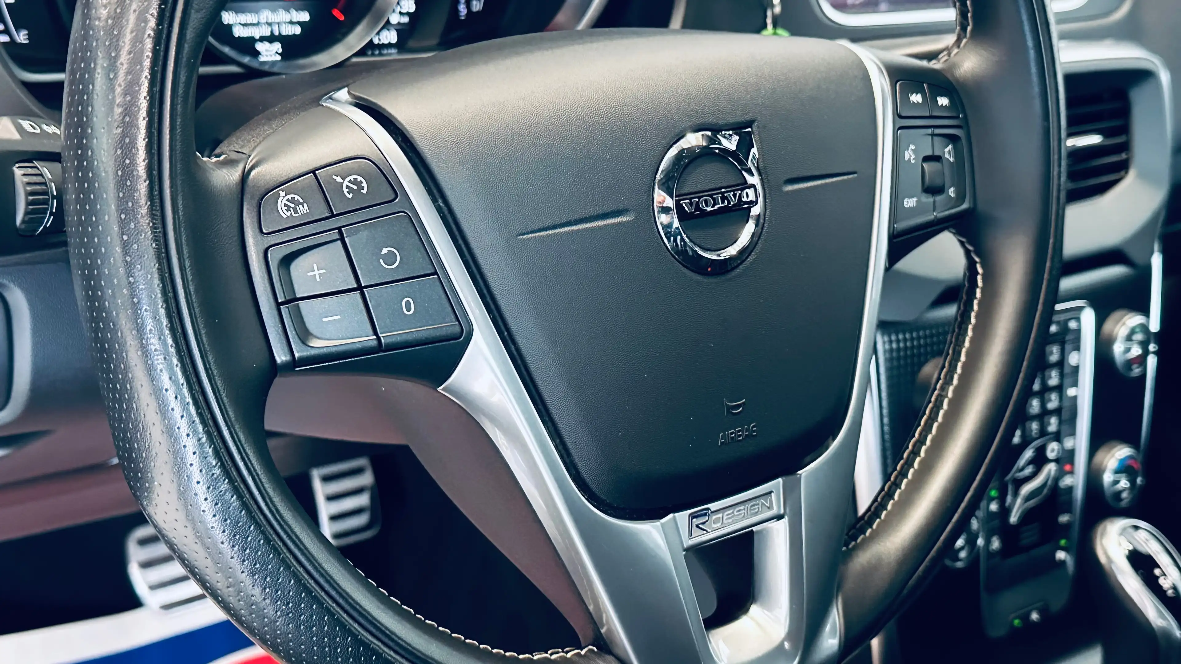 Volvo V40 1.5 T2 Eco R-Design BOITE AUTO PDC LIM CRUISE CLIM BLUETOOTH NAVI SIEGE CHAUFF — photo 13
