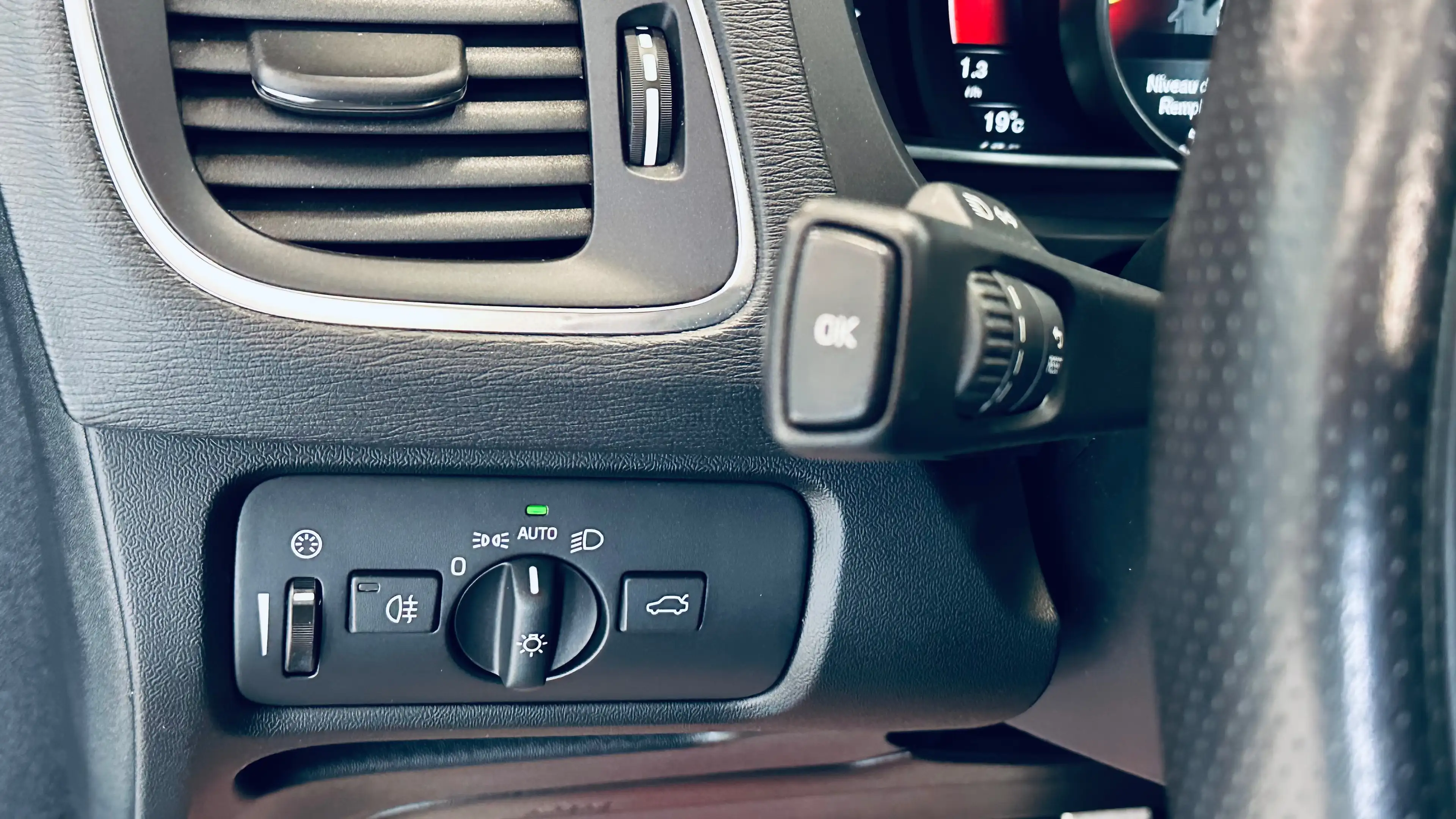 Volvo V40 1.5 T2 Eco R-Design BOITE AUTO PDC LIM CRUISE CLIM BLUETOOTH NAVI SIEGE CHAUFF — photo 14