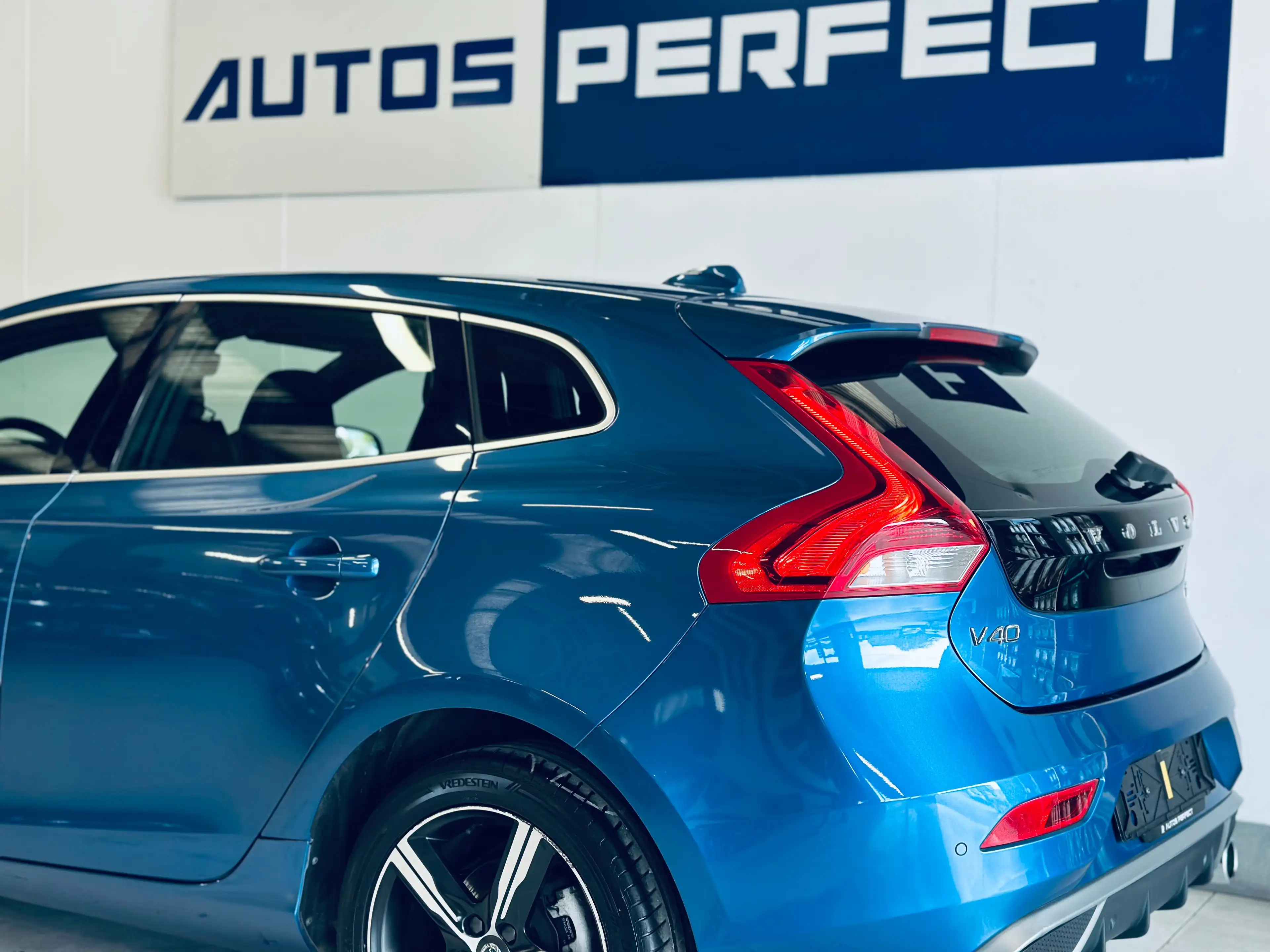 Volvo V40 1.5 T2 Eco R-Design BOITE AUTO PDC LIM CRUISE CLIM BLUETOOTH NAVI SIEGE CHAUFF — photo 5