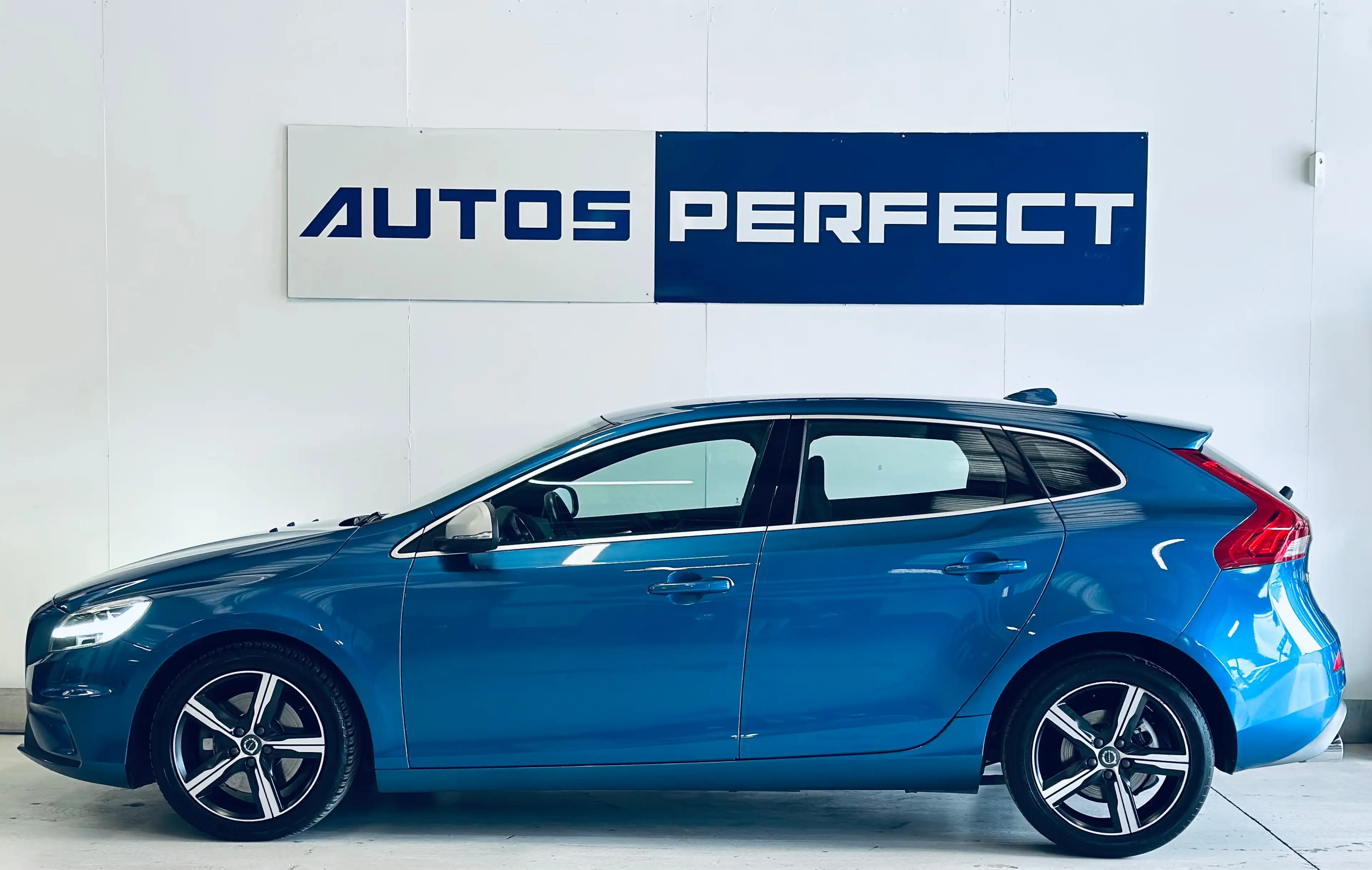 Volvo V40 1.5 T2 Eco R-Design BOITE AUTO PDC LIM CRUISE CLIM BLUETOOTH NAVI SIEGE CHAUFF — photo 3