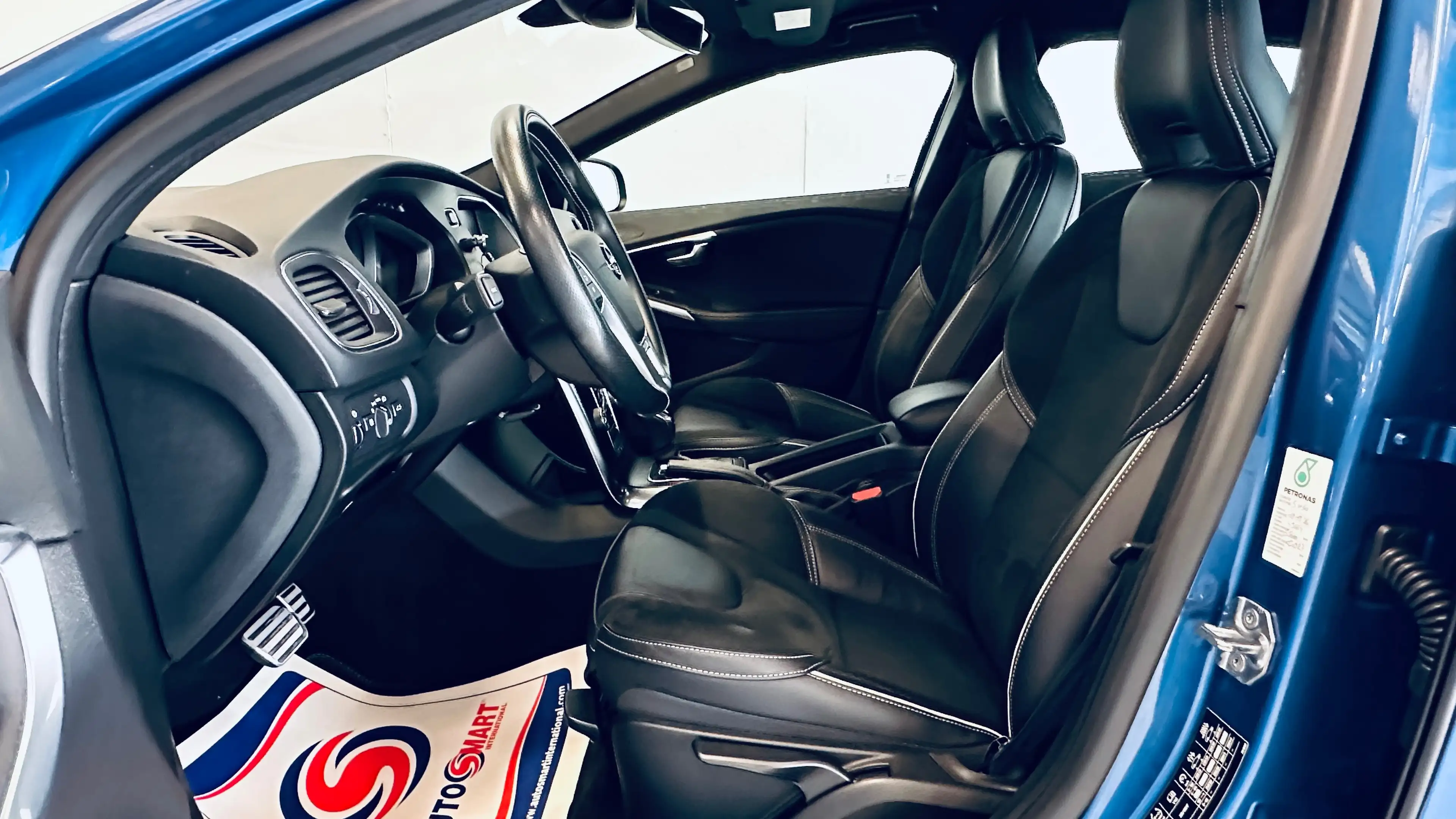 Volvo V40 1.5 T2 Eco R-Design BOITE AUTO PDC LIM CRUISE CLIM BLUETOOTH NAVI SIEGE CHAUFF — photo 11