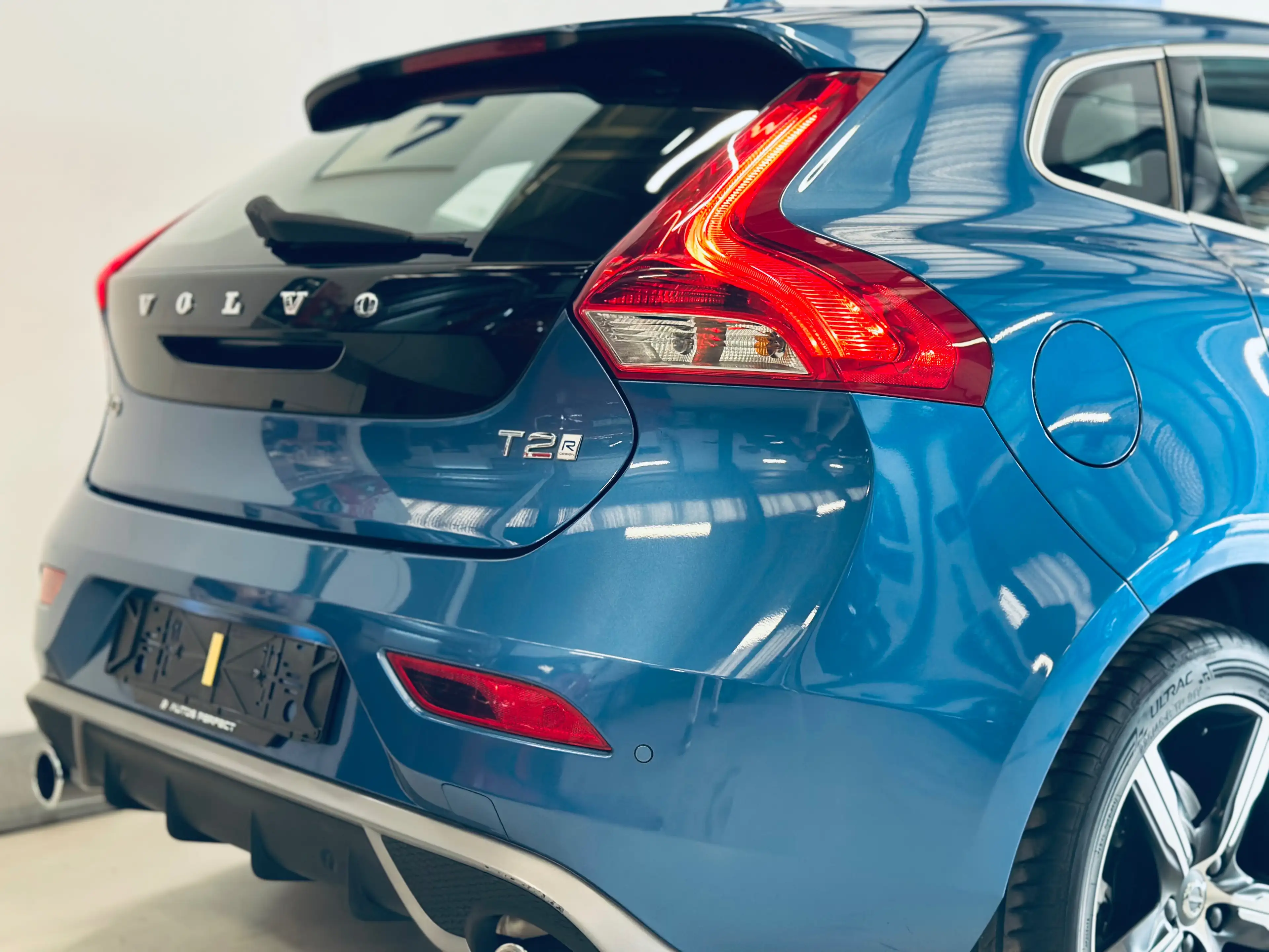 Volvo V40 1.5 T2 Eco R-Design BOITE AUTO PDC LIM CRUISE CLIM BLUETOOTH NAVI SIEGE CHAUFF — photo 7