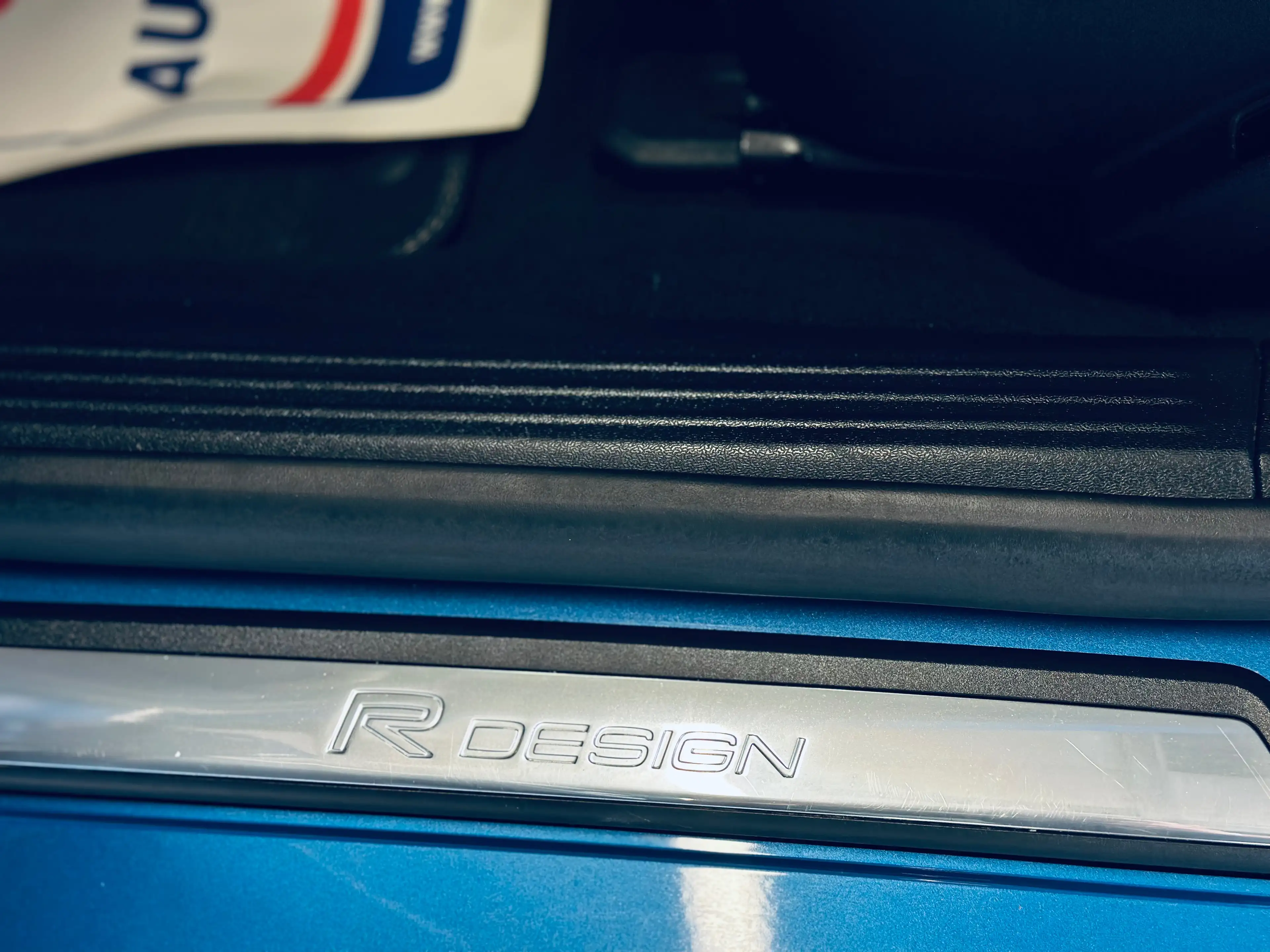 Volvo V40 1.5 T2 Eco R-Design BOITE AUTO PDC LIM CRUISE CLIM BLUETOOTH NAVI SIEGE CHAUFF — photo 10