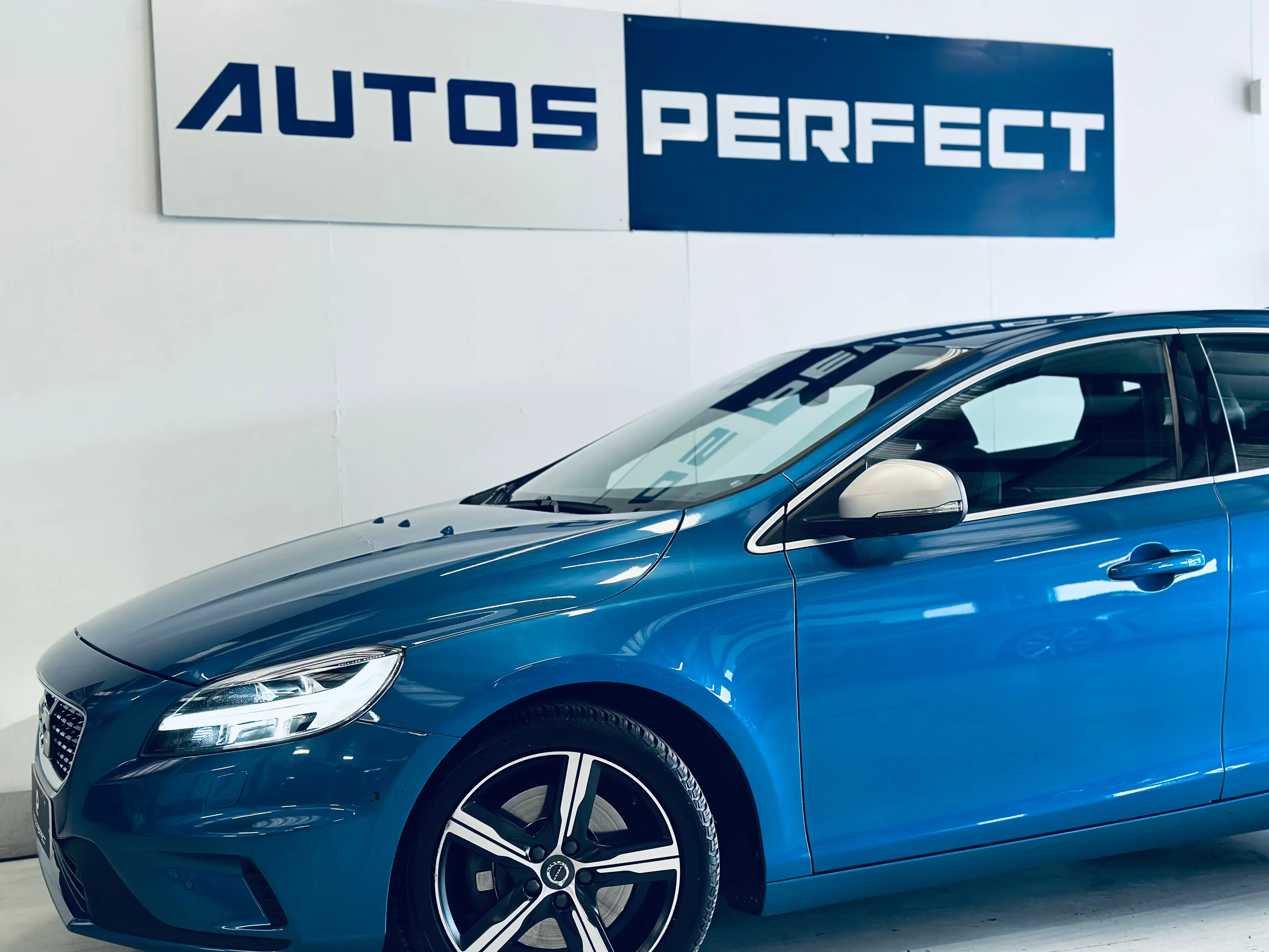 Volvo V40 1.5 T2 Eco R-Design BOITE AUTO PDC LIM CRUISE CLIM BLUETOOTH NAVI SIEGE CHAUFF — photo 4