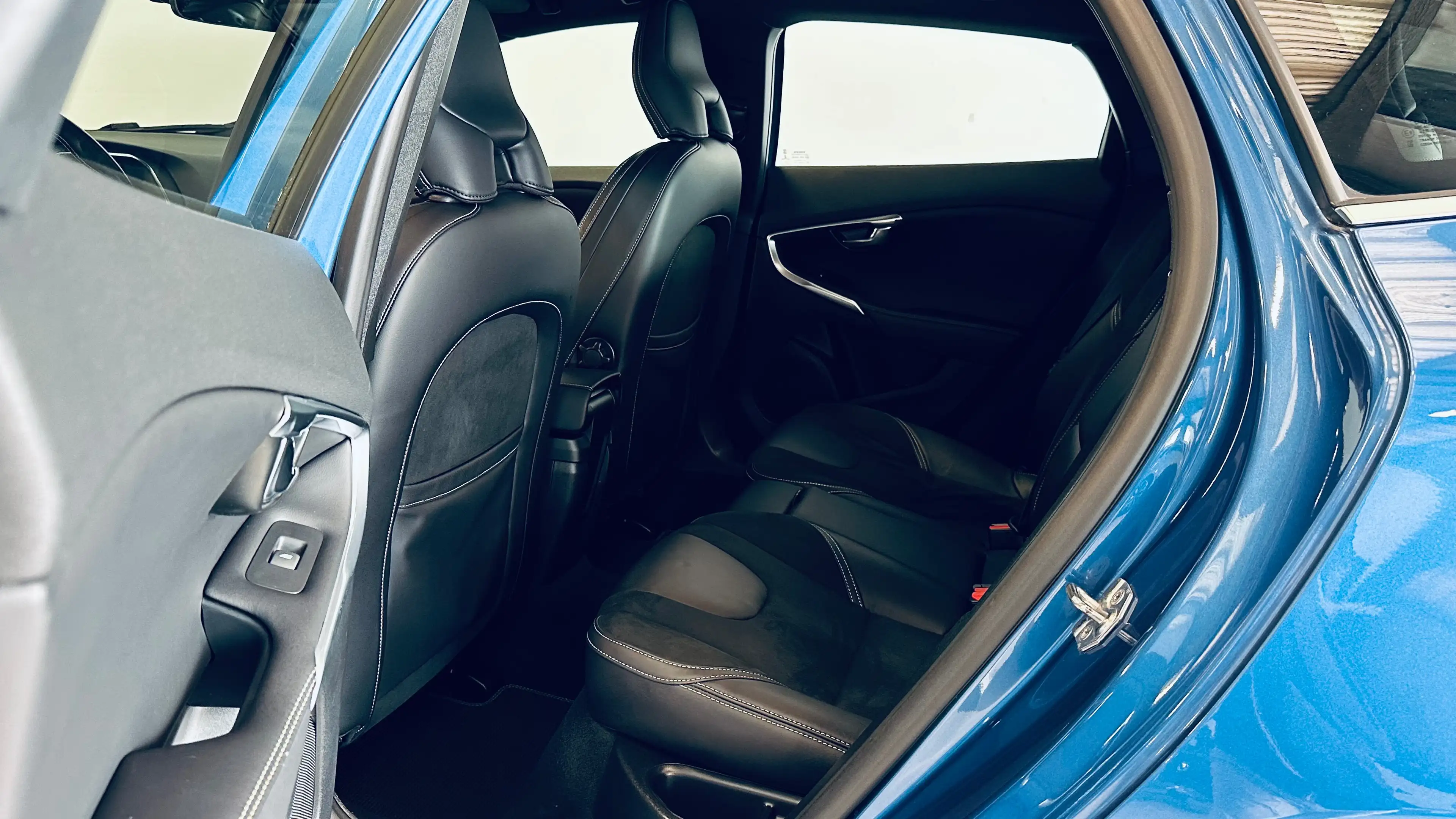 Volvo V40 1.5 T2 Eco R-Design BOITE AUTO PDC LIM CRUISE CLIM BLUETOOTH NAVI SIEGE CHAUFF — photo 9