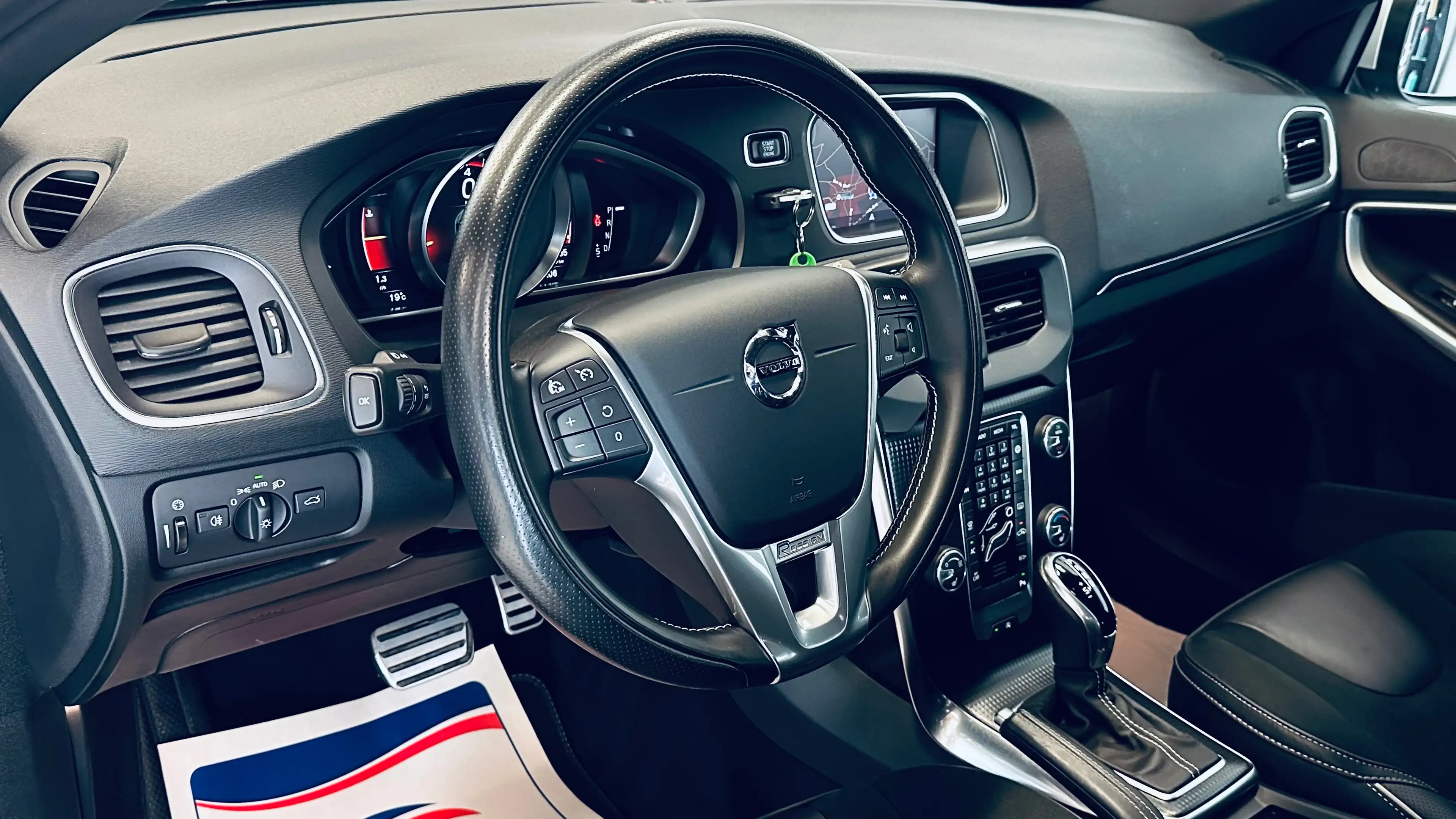 Volvo V40 1.5 T2 Eco R-Design BOITE AUTO PDC LIM CRUISE CLIM BLUETOOTH NAVI SIEGE CHAUFF — photo 12
