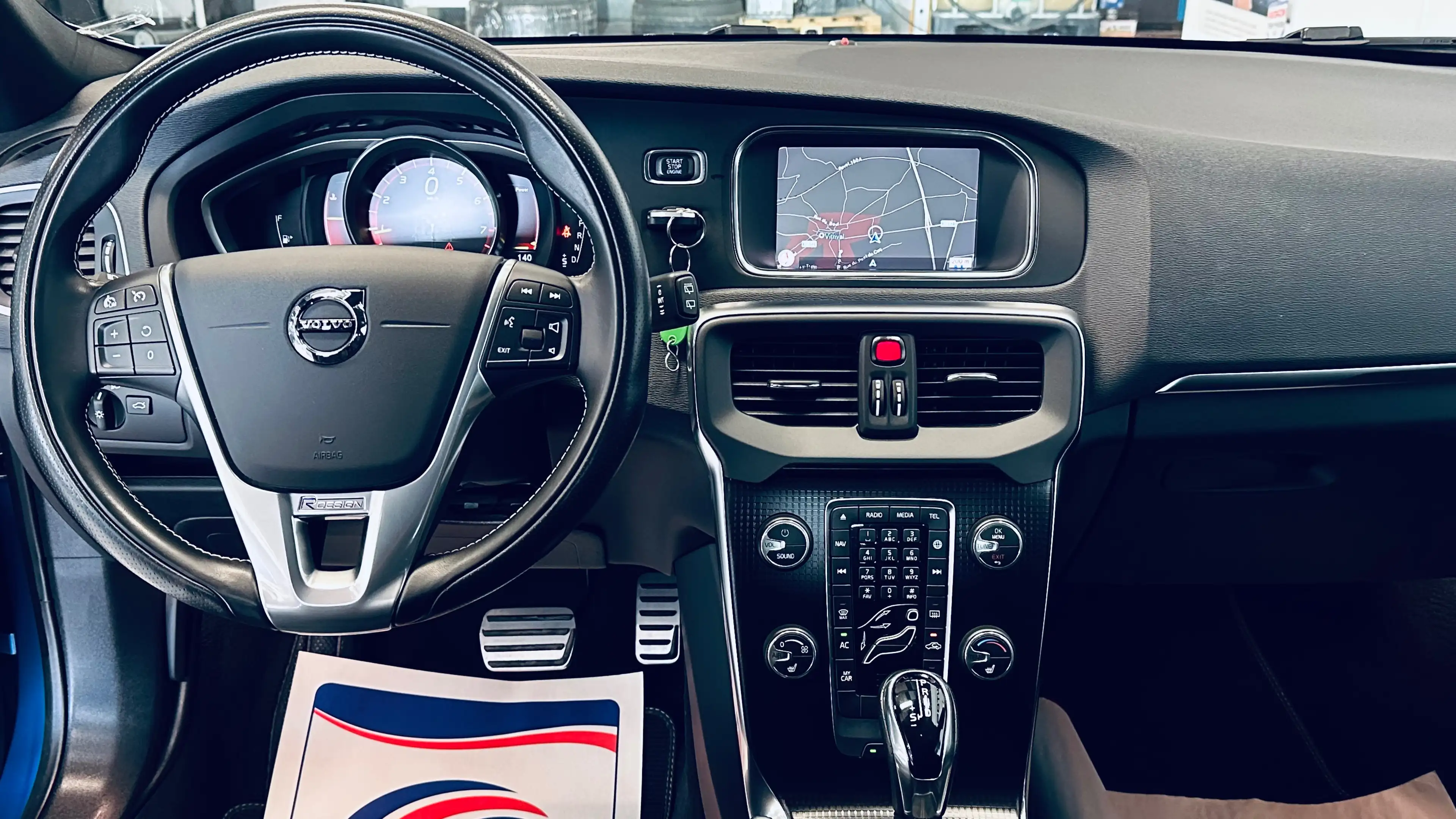 Volvo V40 1.5 T2 Eco R-Design BOITE AUTO PDC LIM CRUISE CLIM BLUETOOTH NAVI SIEGE CHAUFF — photo 15