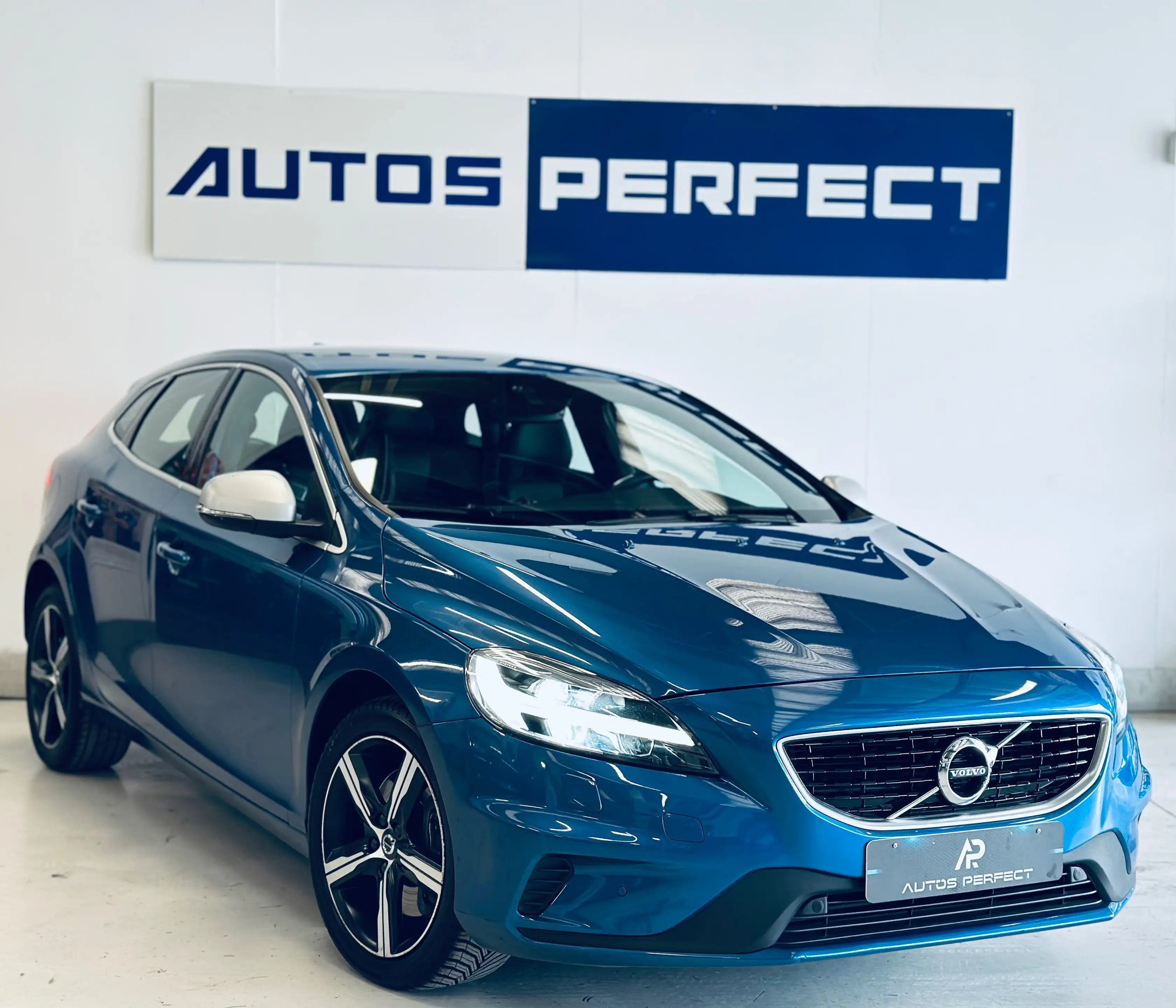 Volvo V40 1.5 T2 Eco R-Design BOITE AUTO PDC LIM CRUISE CLIM BLUETOOTH NAVI SIEGE CHAUFF — photo 2
