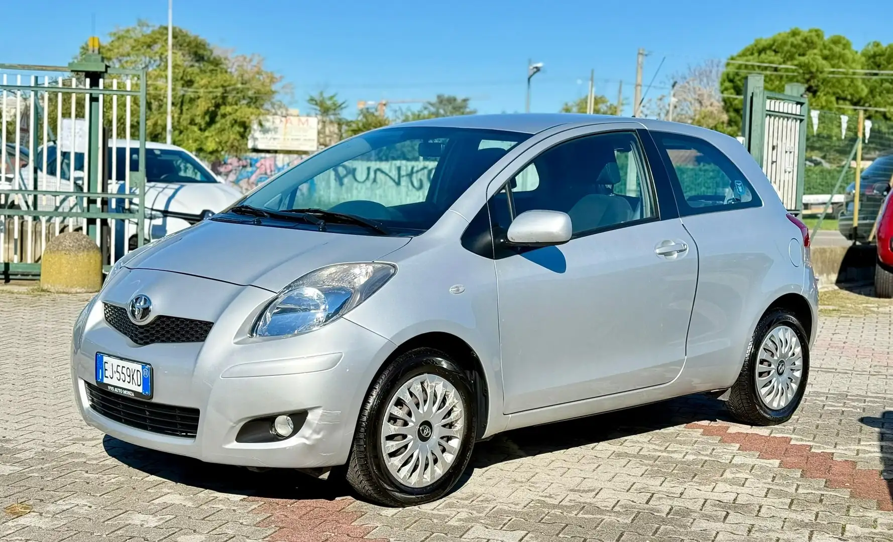 Toyota Yaris 3p 1.0 Sol c/vsc+trc Argento - 1