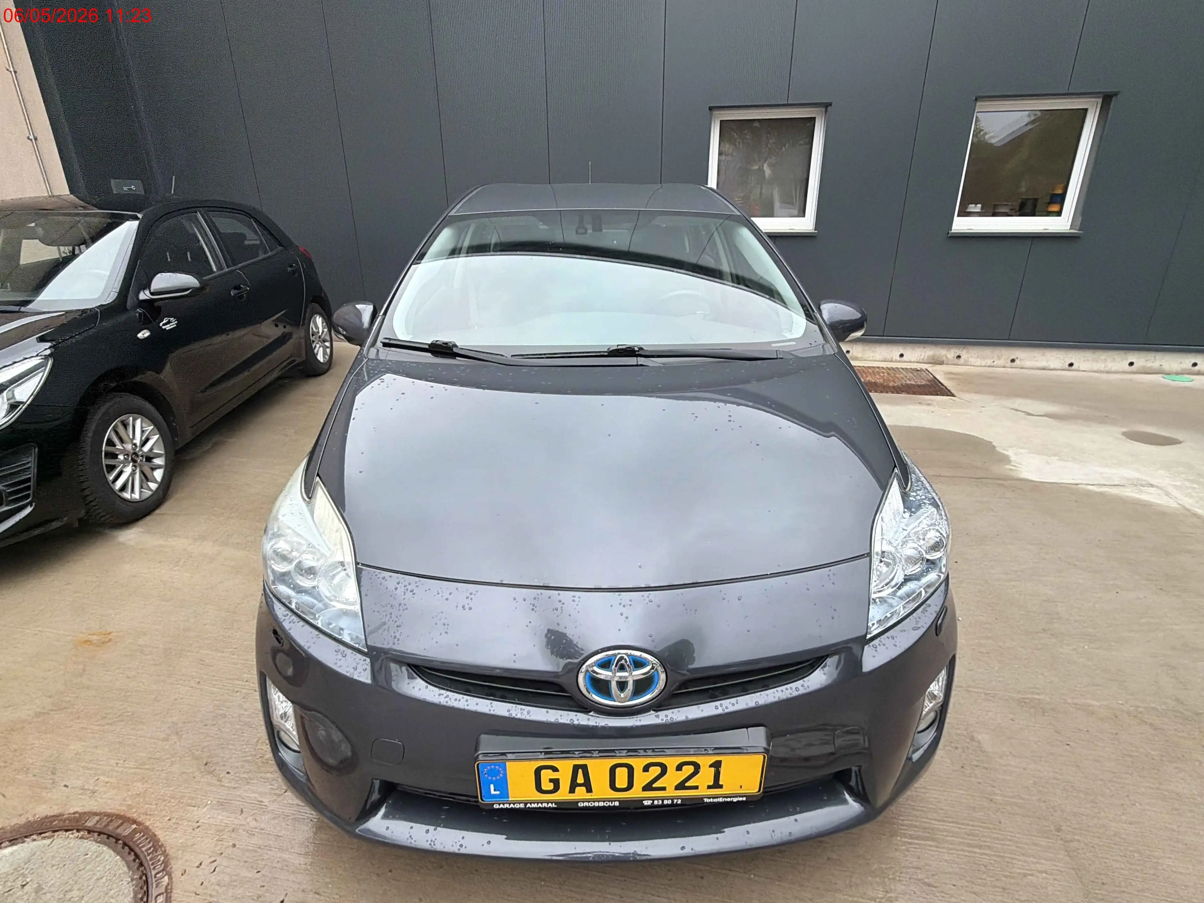 Toyota Prius Prius (Hybrid) — photo 2