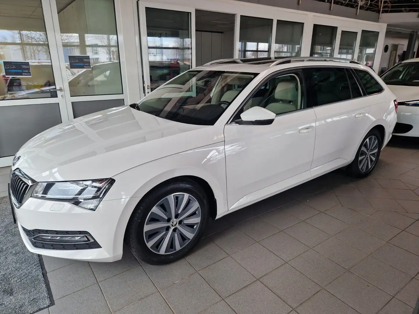 Skoda Superb Combi PremiumEdition STAND*AHK*LEDER*PANO Blanc - 2