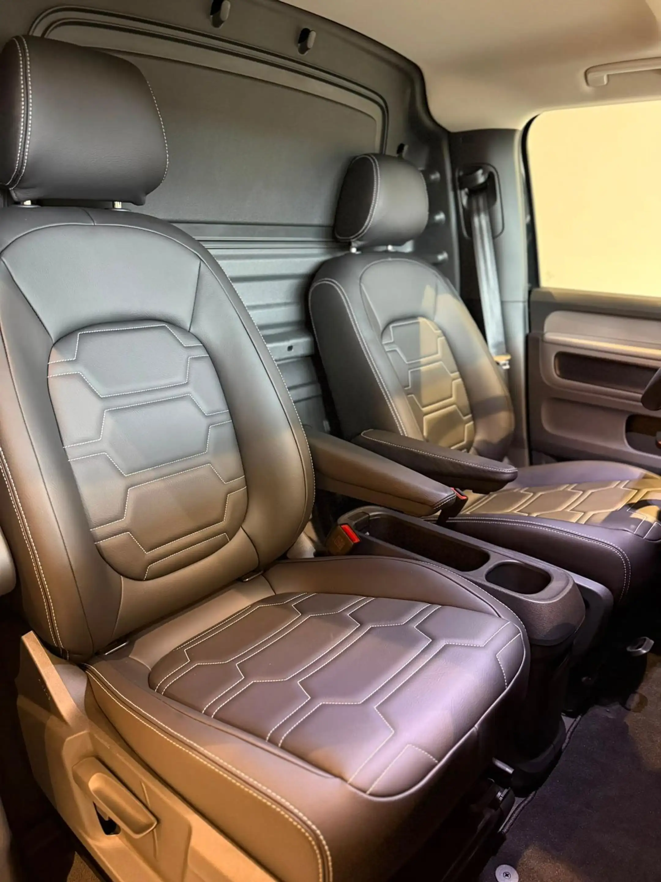 Volkswagen ID. Buzz Cargo 4MOTION Limited Edition 79 kWh "Black Edition" | T — photo 8