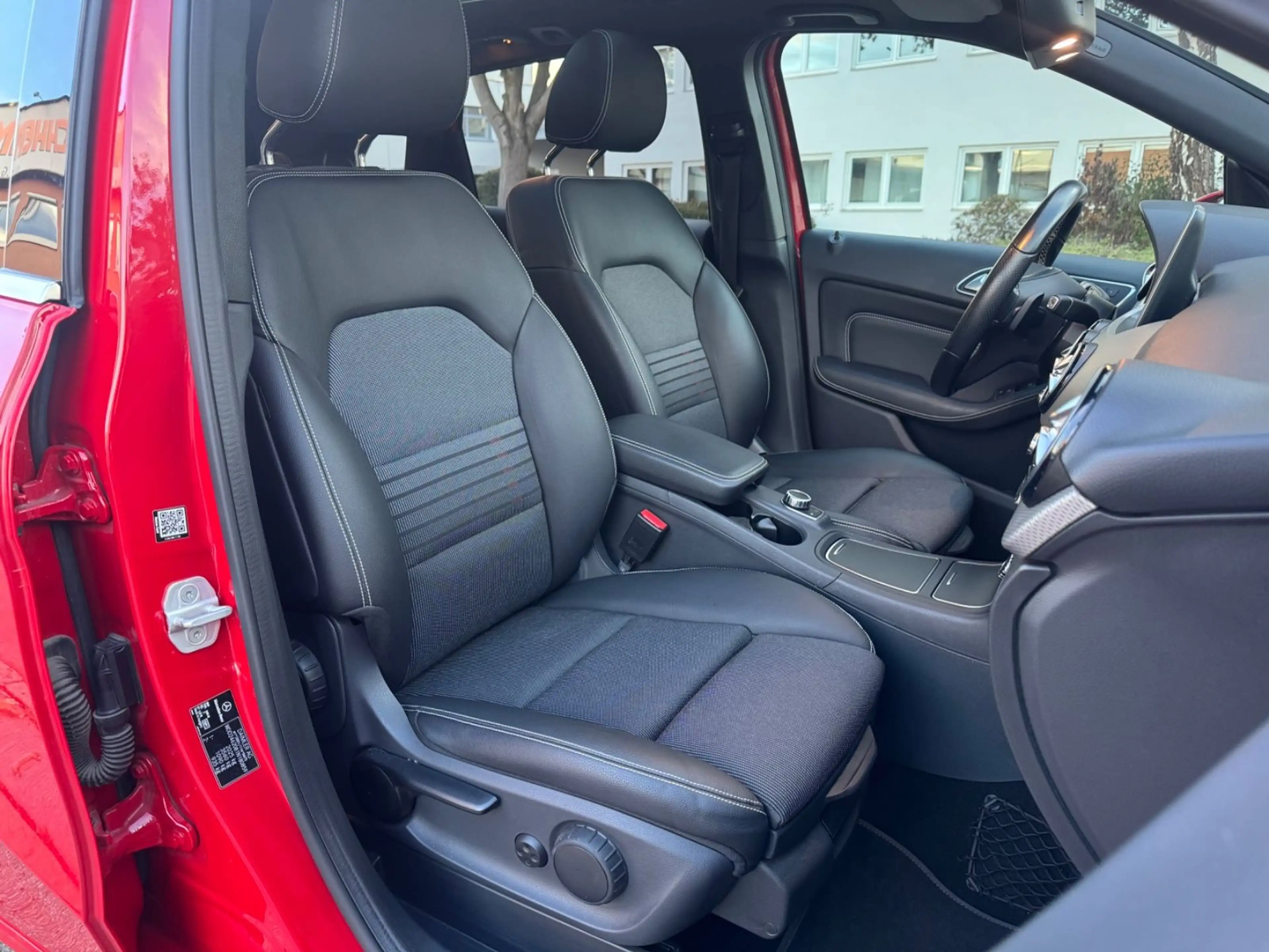 Mercedes-Benz B 200 CDI LED/STH/Navi/Leder/Kam/Pano/elek.Sitze — photo 6