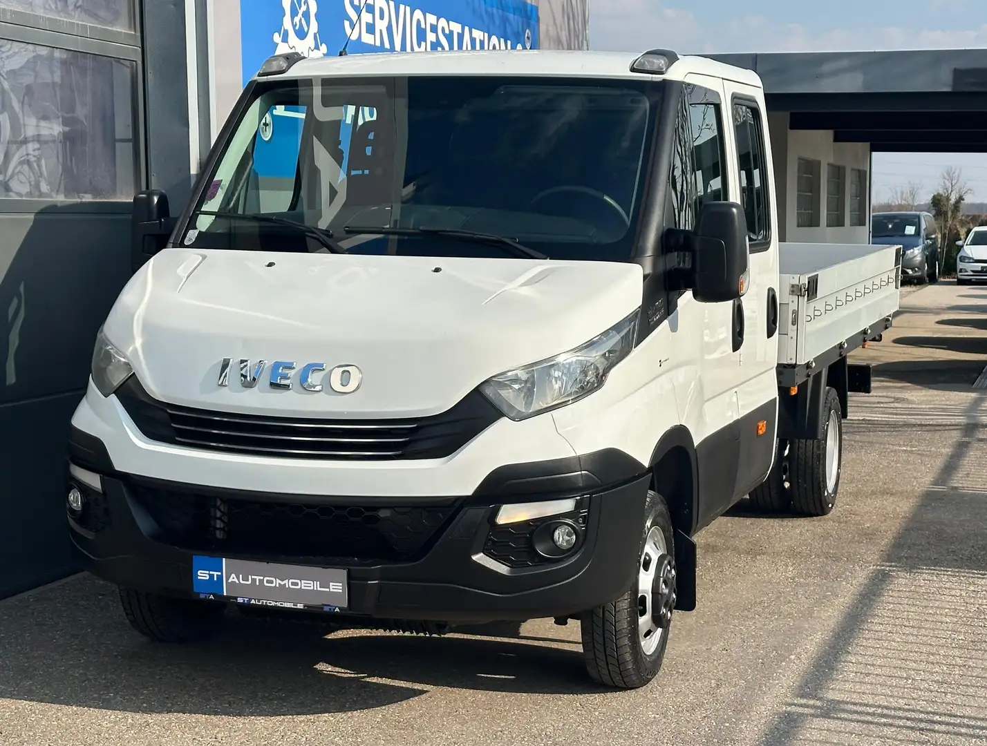 Iveco Daily Pritsche 2.3 DK Aut. //1.BESITZ // 7-SITZER Weiß - 1