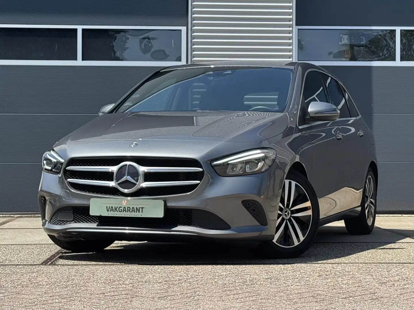 Mercedes-Benz B 180 Premium Plus |Stoelverw. |Camera |Elektr. klep Grijs - 1