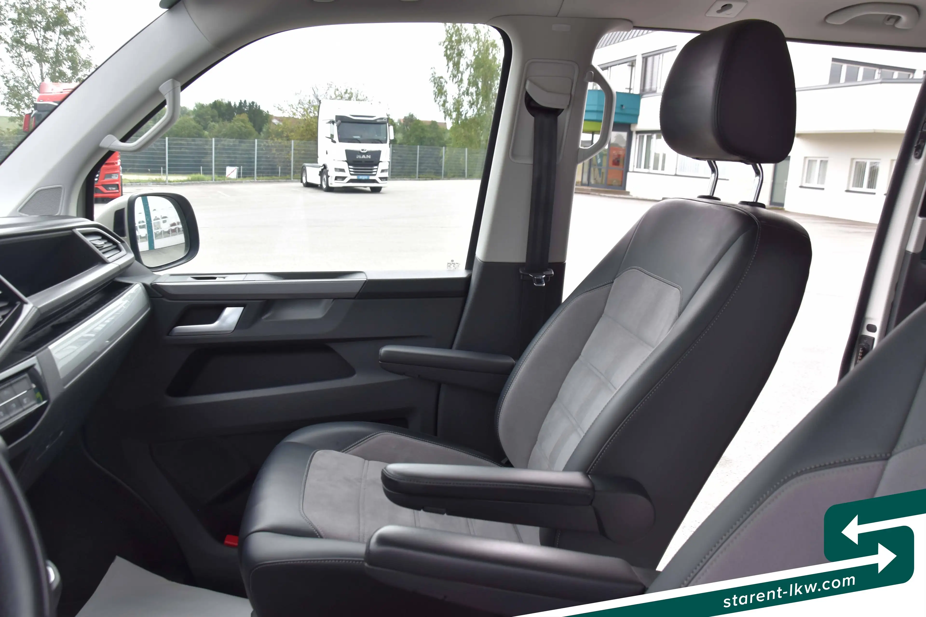 Volkswagen T6.1 Multivan 4x4 Leder AHK Standheizung Drehsitze DSG LED Service NEU — photo 11