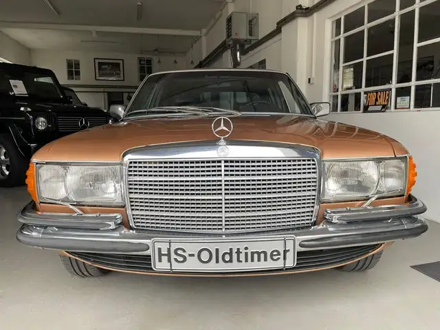 Mercedes-Benz 450 SEL W116 deutsches Auto mit Schiebedach.