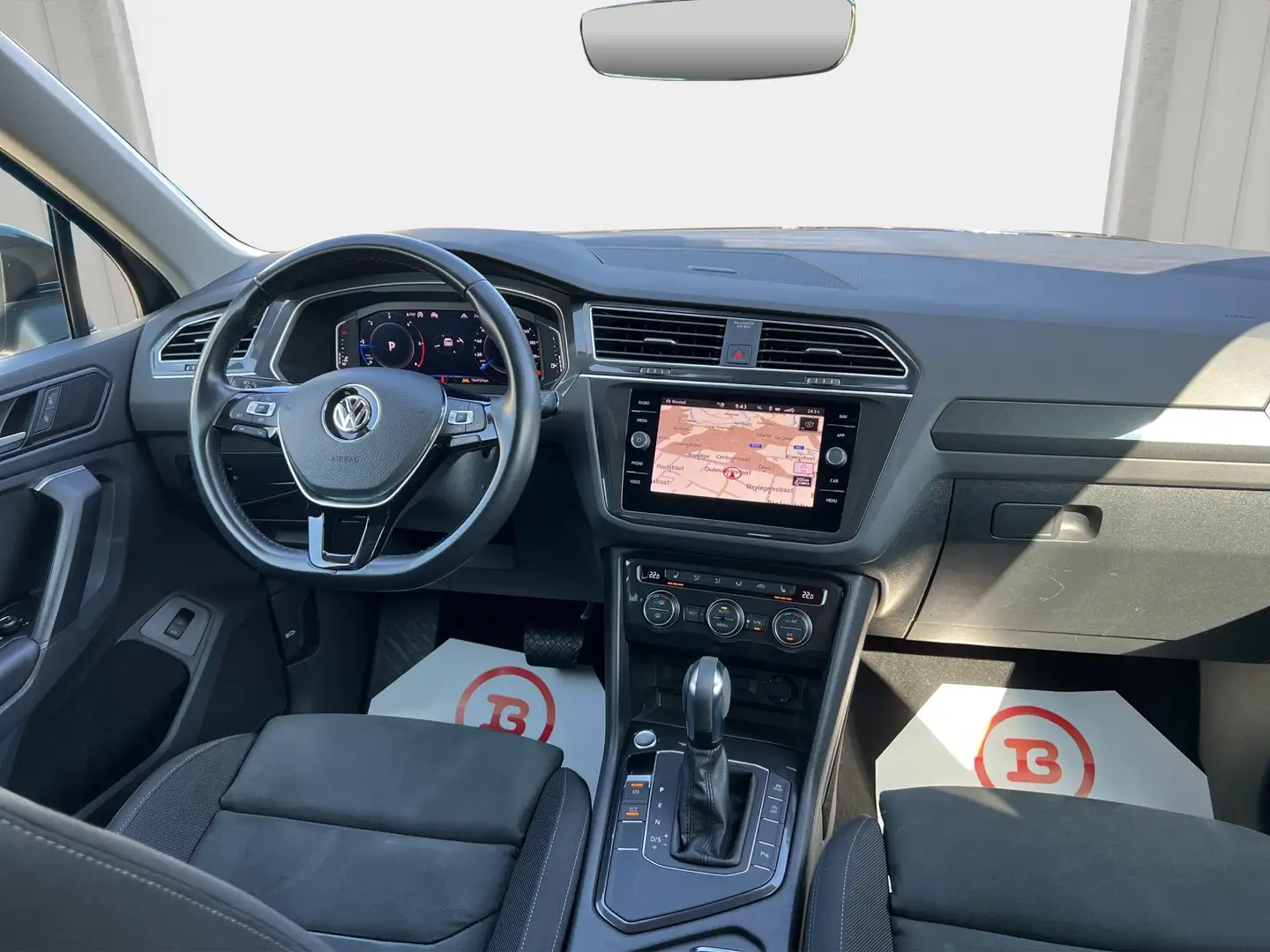 Volkswagen Tiguan Tiguan 2.0 TDI SCR DSG R-Line Grijs - 2