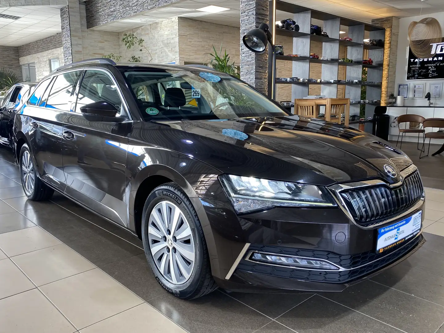 Skoda Superb Ambition iV Navi AHK PDC SHZ DAB+ DCC Braun - 1