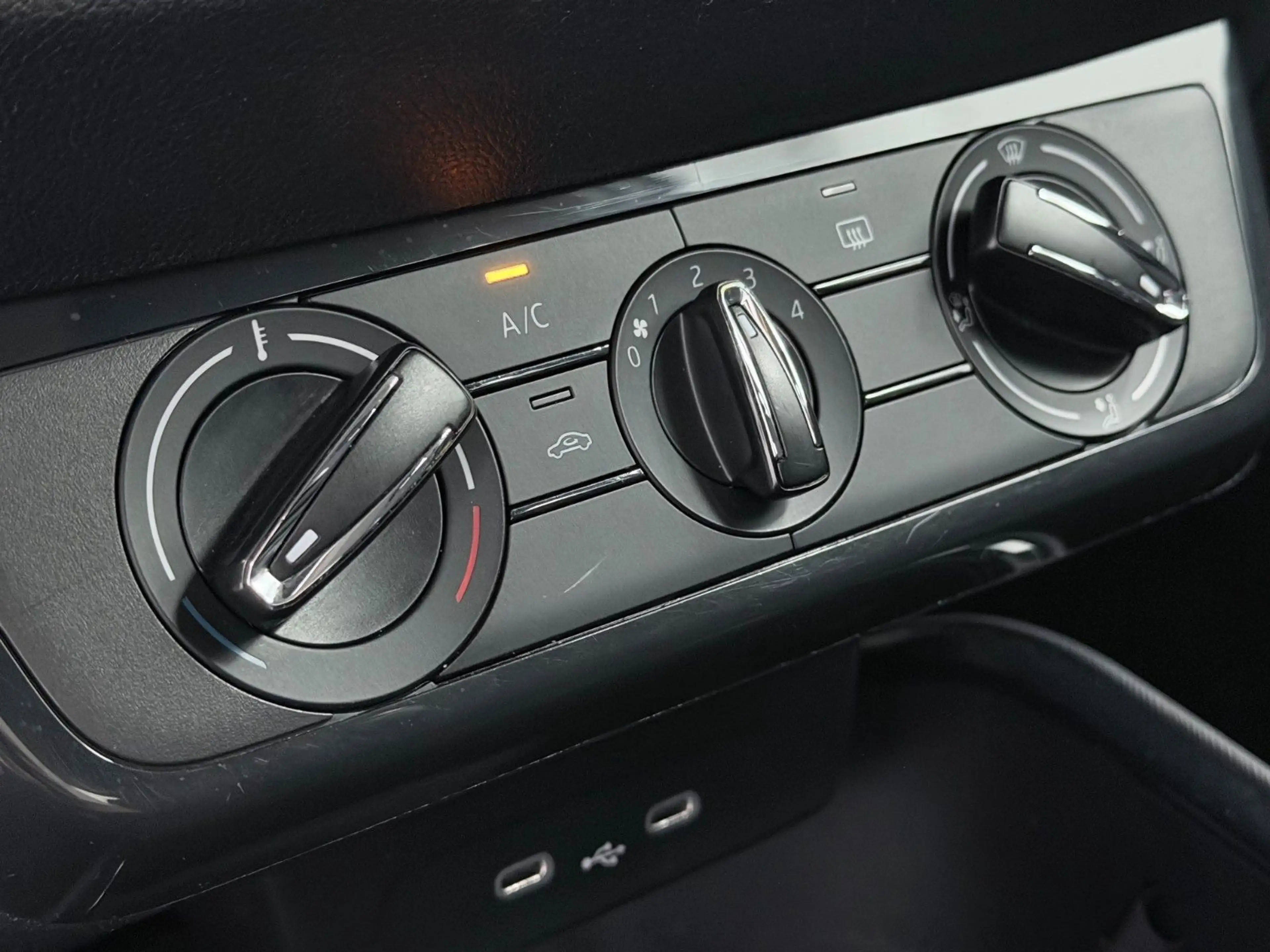 Skoda Fabia Active-KLIMAANLAGE-TEMPOMAT-EURO6-USB — photo 19