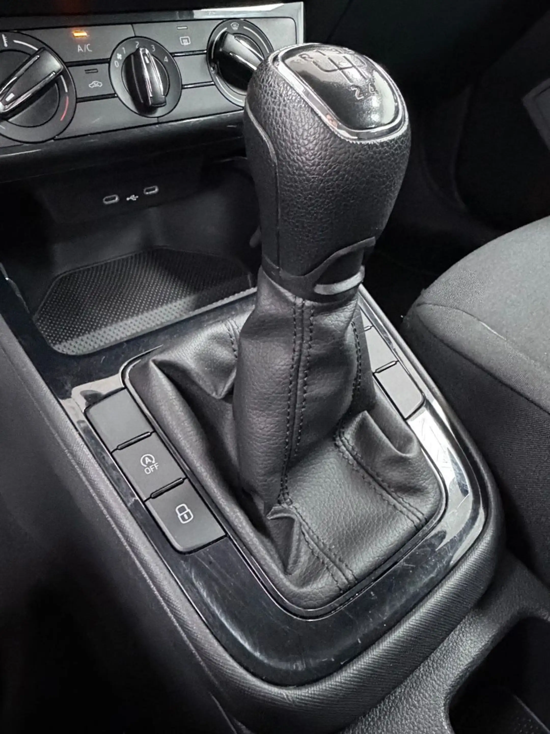 Skoda Fabia Active-KLIMAANLAGE-TEMPOMAT-EURO6-USB — photo 20