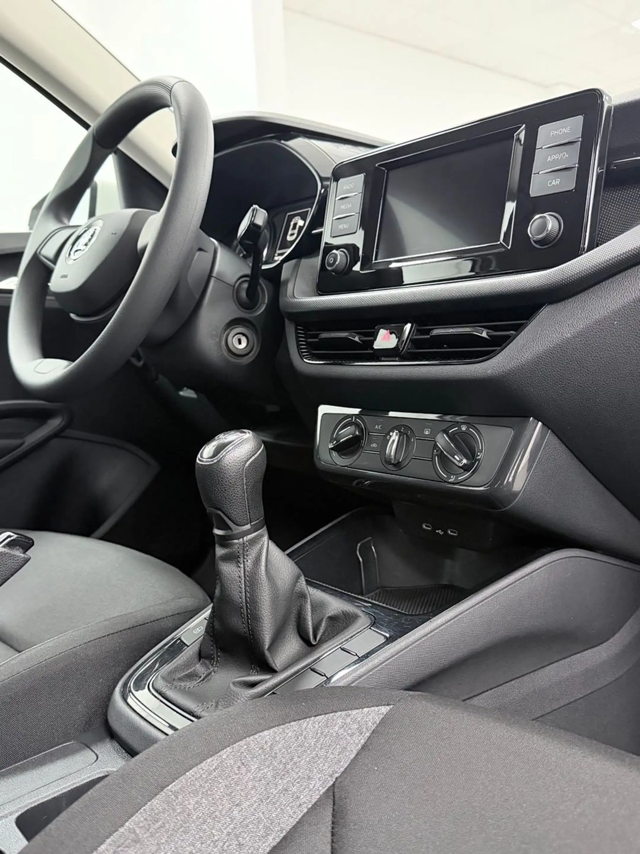 Skoda Fabia Active-KLIMAANLAGE-TEMPOMAT-EURO6-USB — photo 17