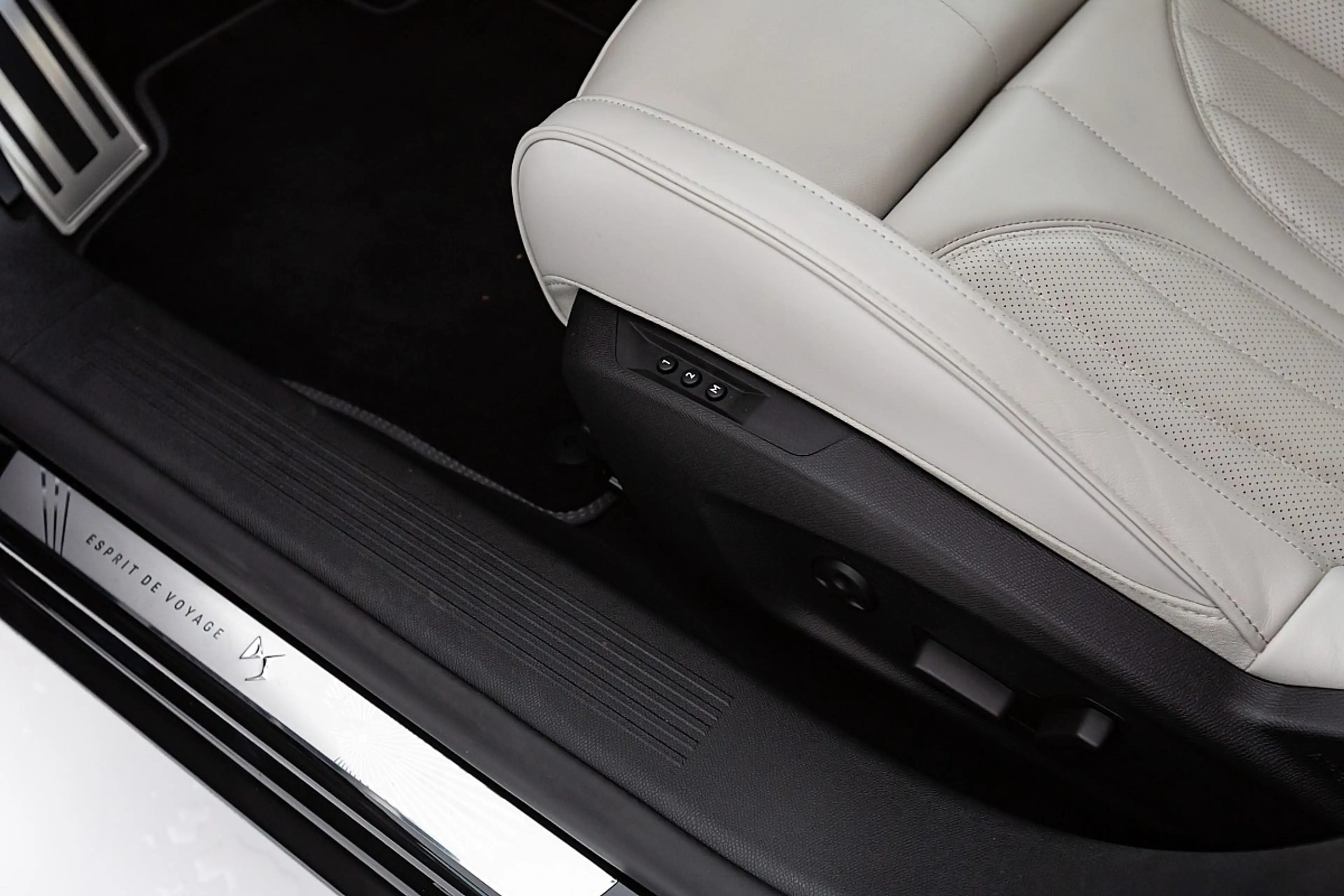 DS Automobiles DS 4 E-Tense 225 PHEV Collection ESPRIT DE VOYAGE — photo 12