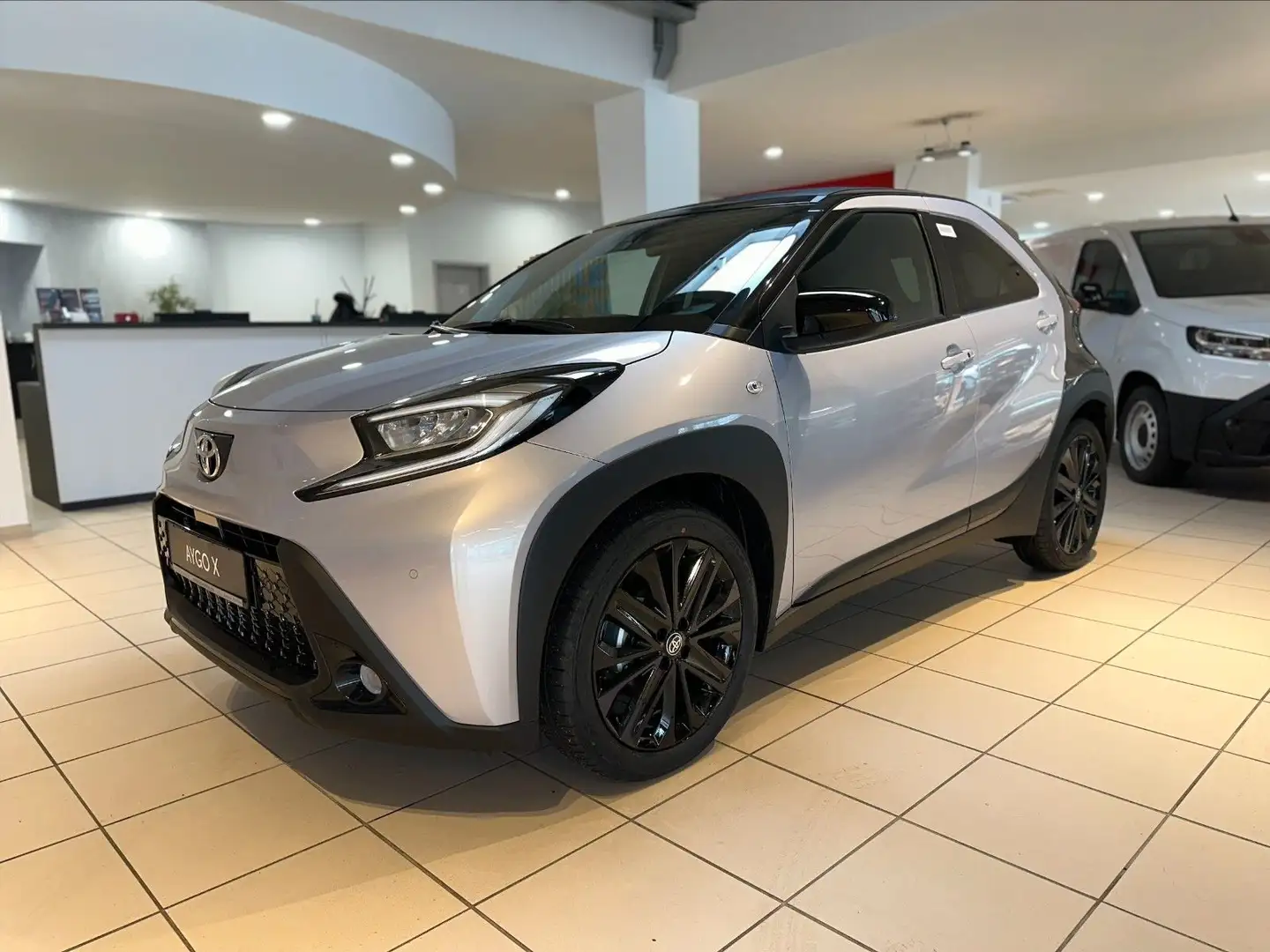 Toyota Aygo X JBL Edition Air (Kamera, Navi, Faltdach) Argintiu - 1