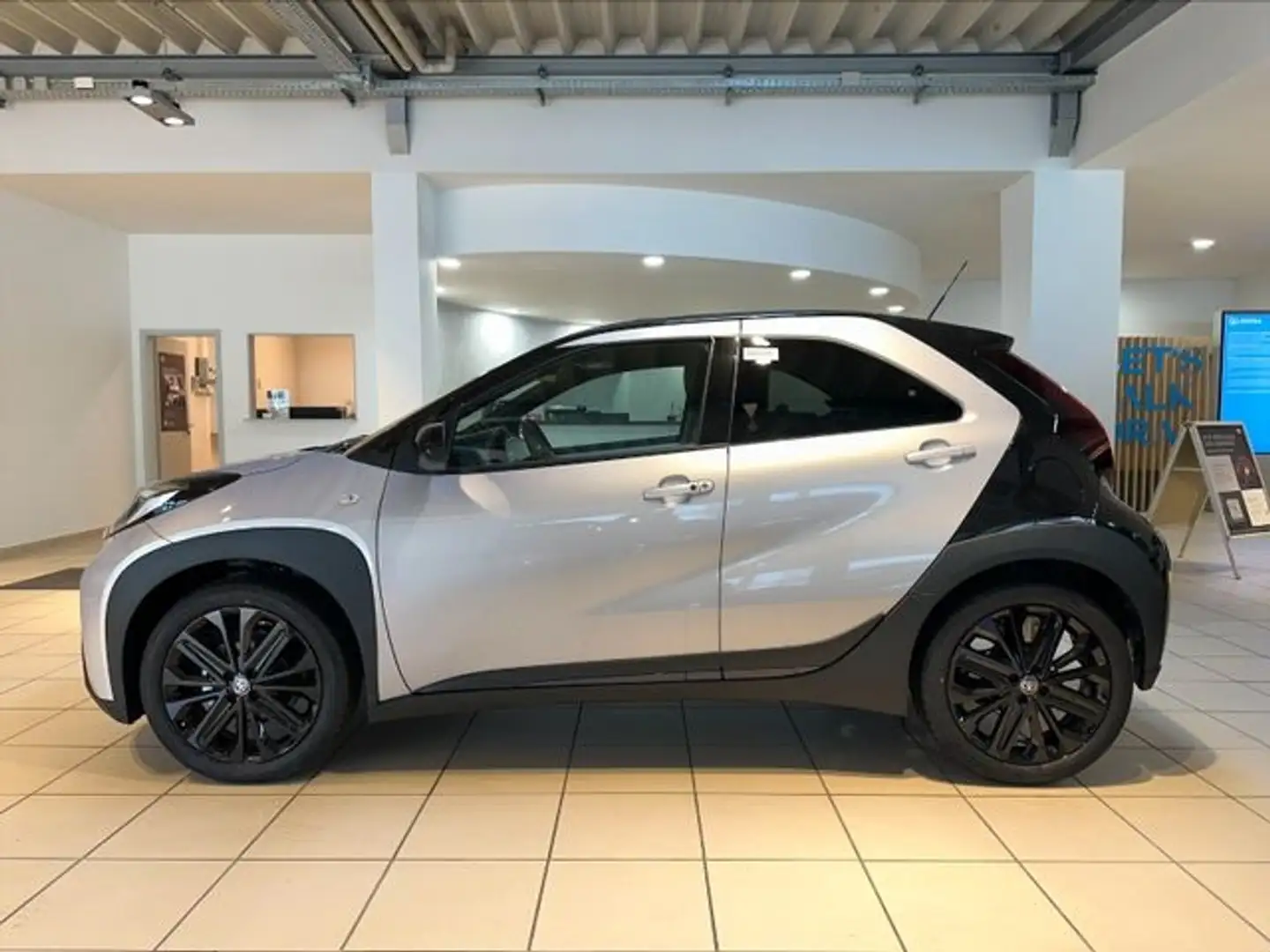 Toyota Aygo X JBL Edition Air (Kamera, Navi, Faltdach) Srebrny - 2